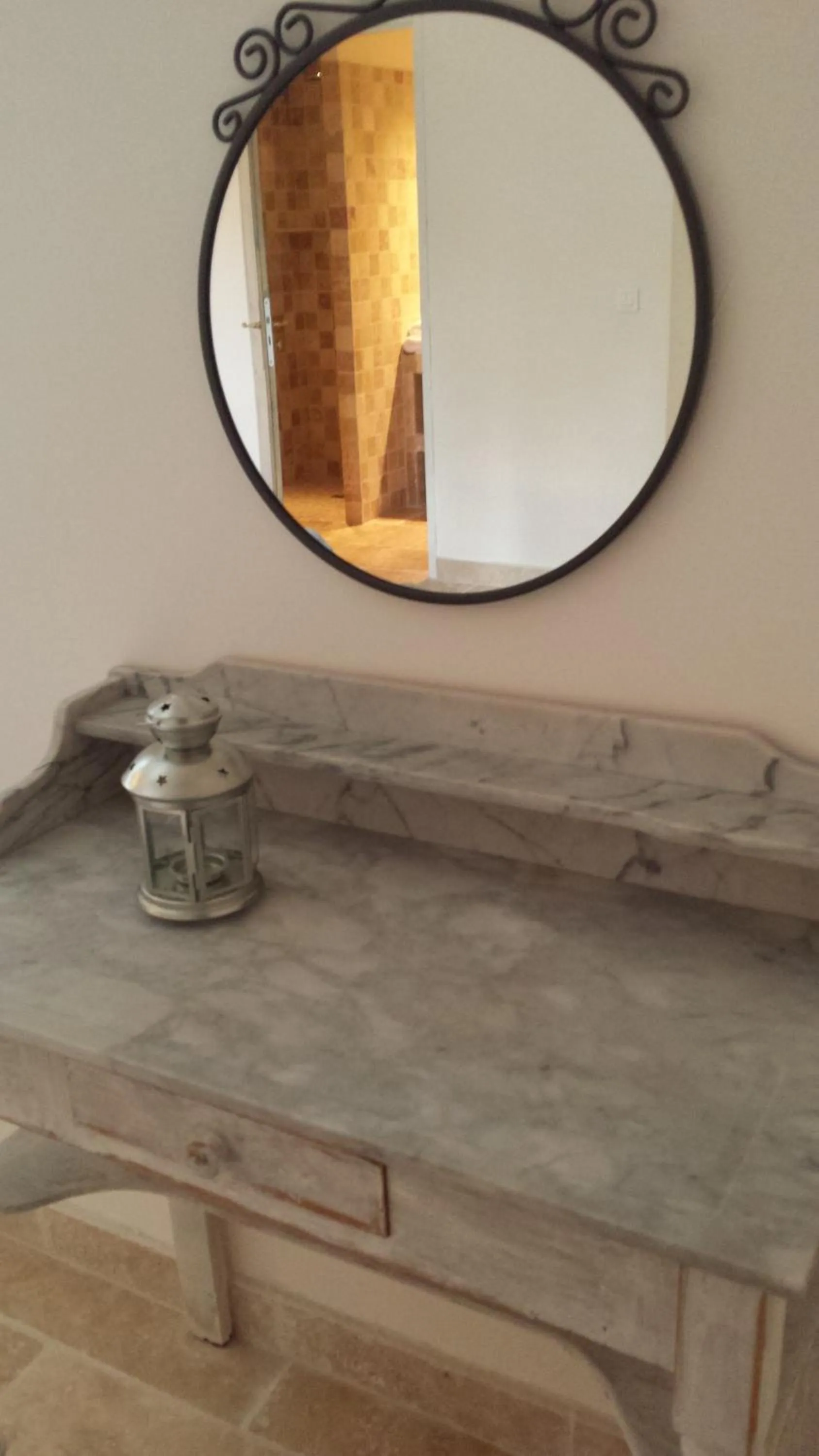 Decorative detail in Mas Saint Julien