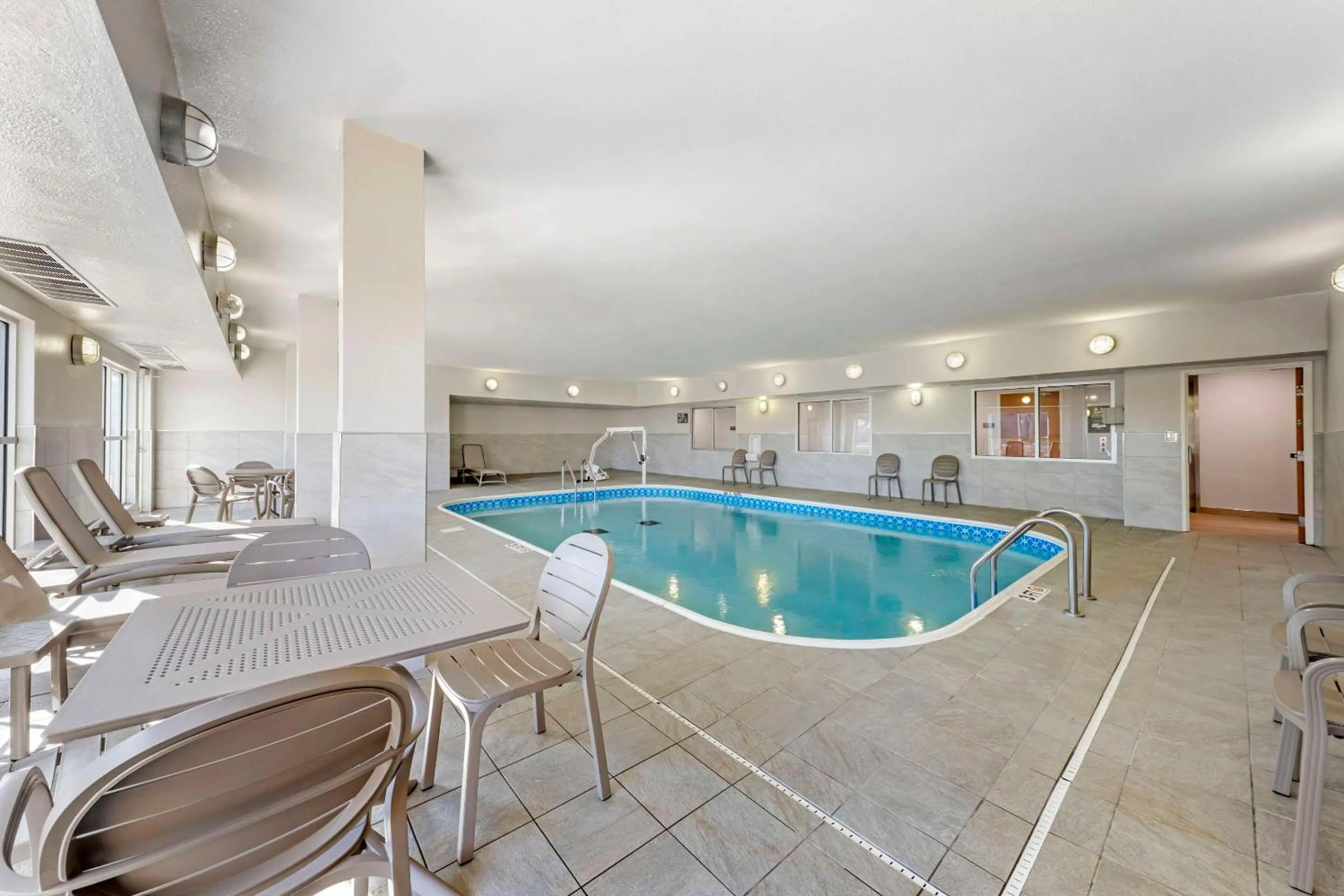 Swimming pool in Comfort Inn & Suites Oklahoma City North - Quail Springs