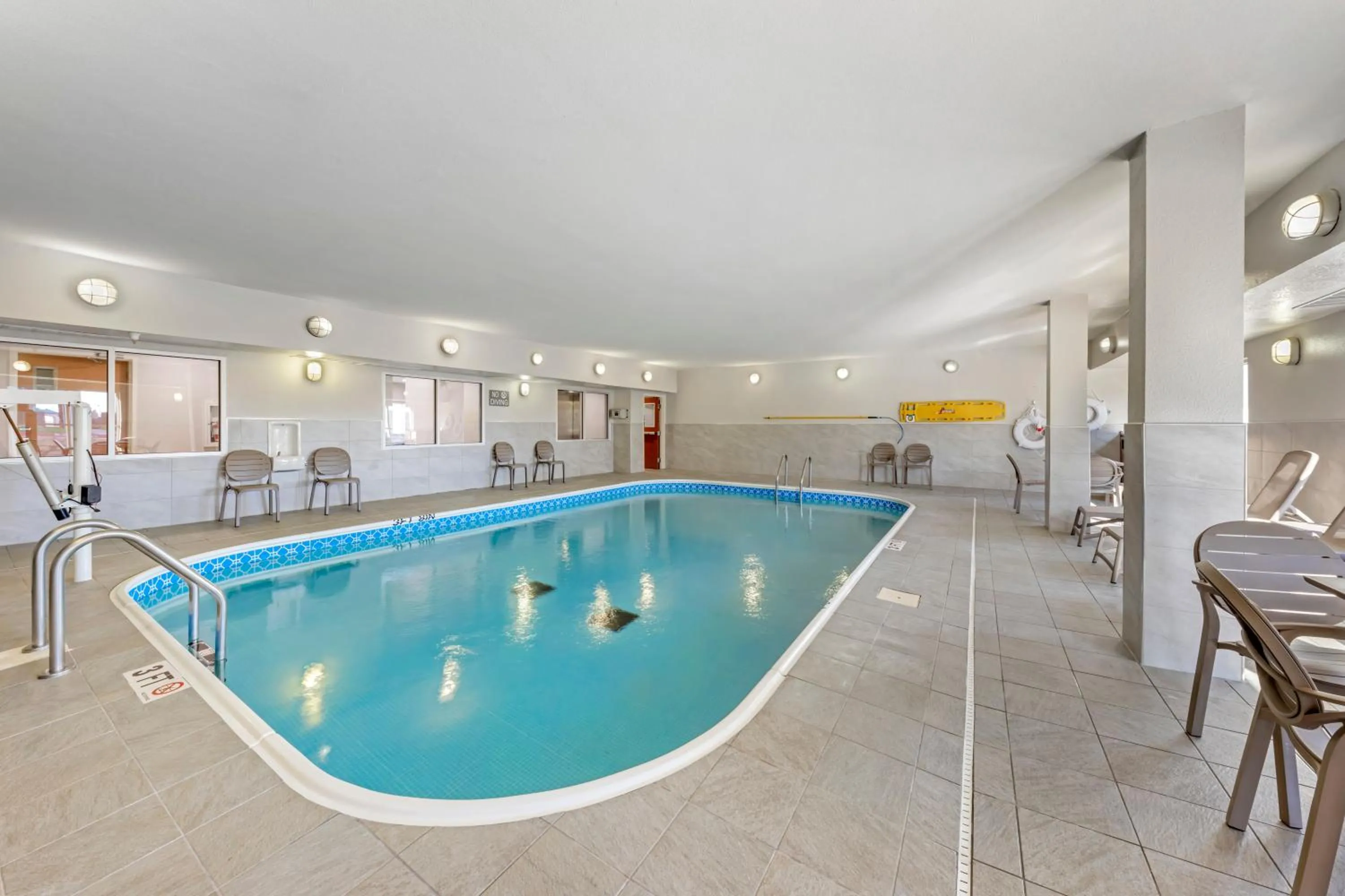 Swimming pool in Comfort Inn & Suites Oklahoma City North - Quail Springs