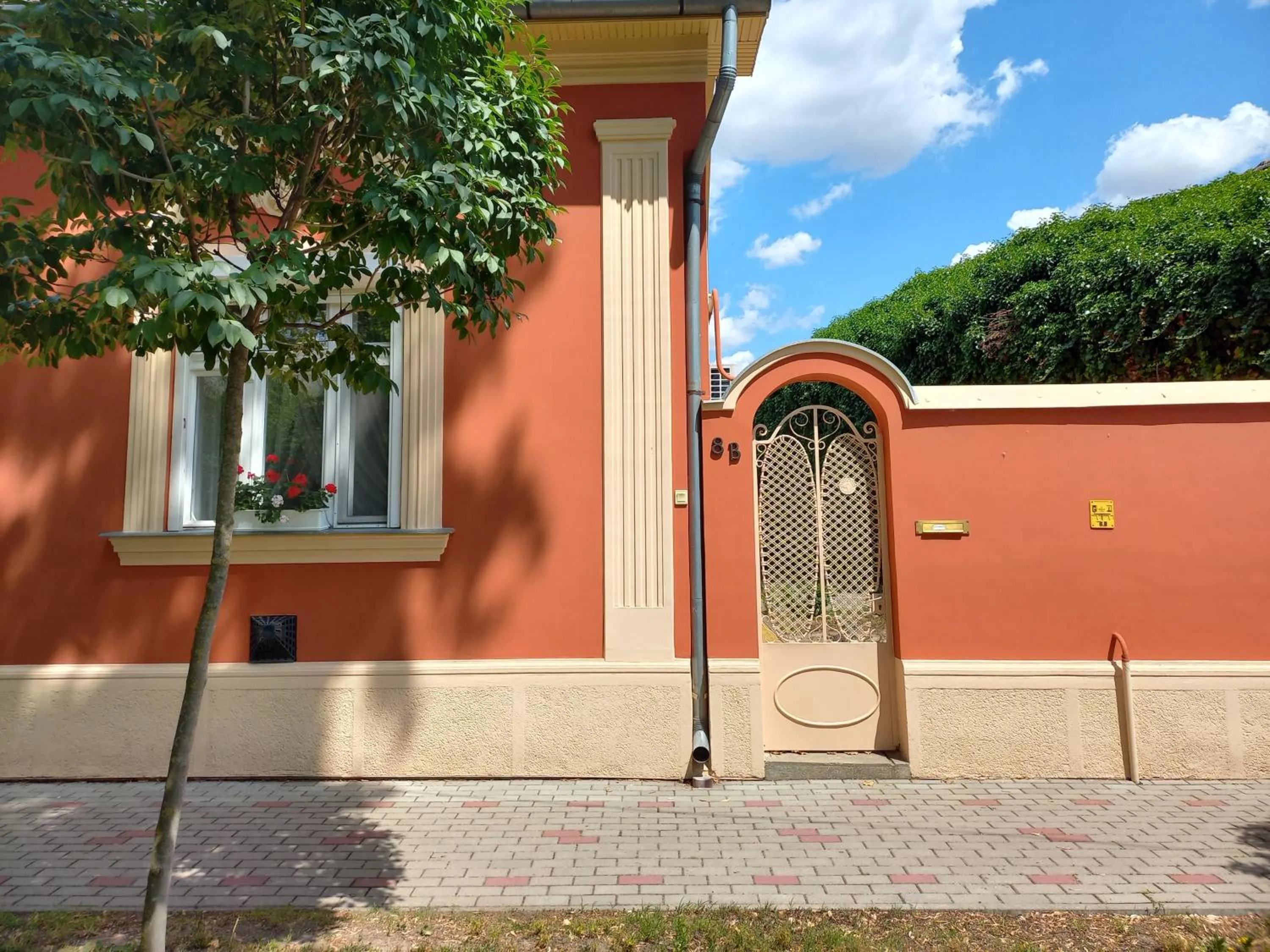 Facade/entrance in Szent István Wellness Panzió