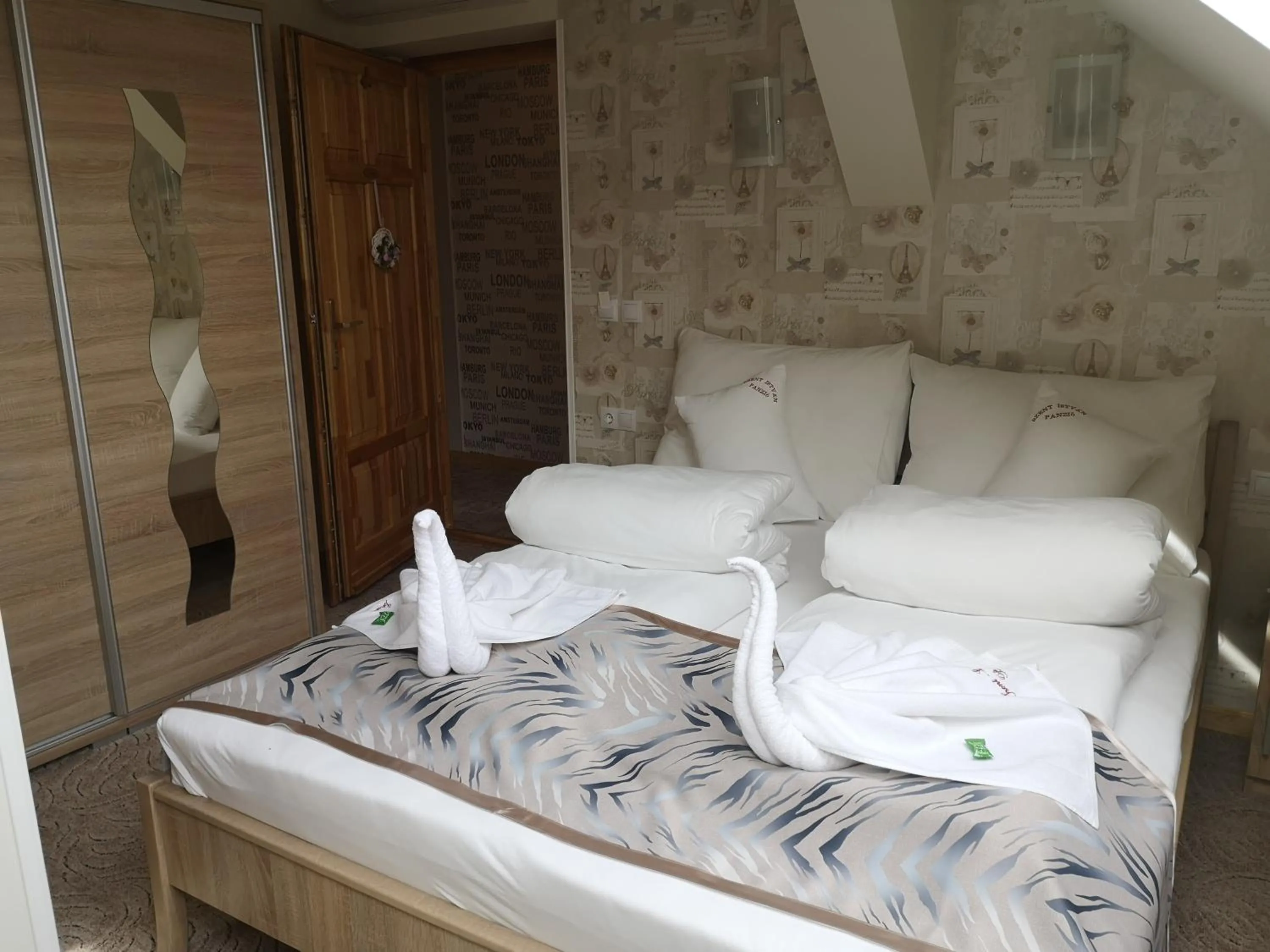 Bedroom, Bed in Szent István Wellness Panzió