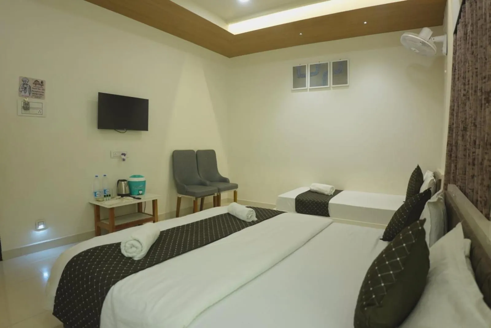 Bed in HOTEL AYODHYA