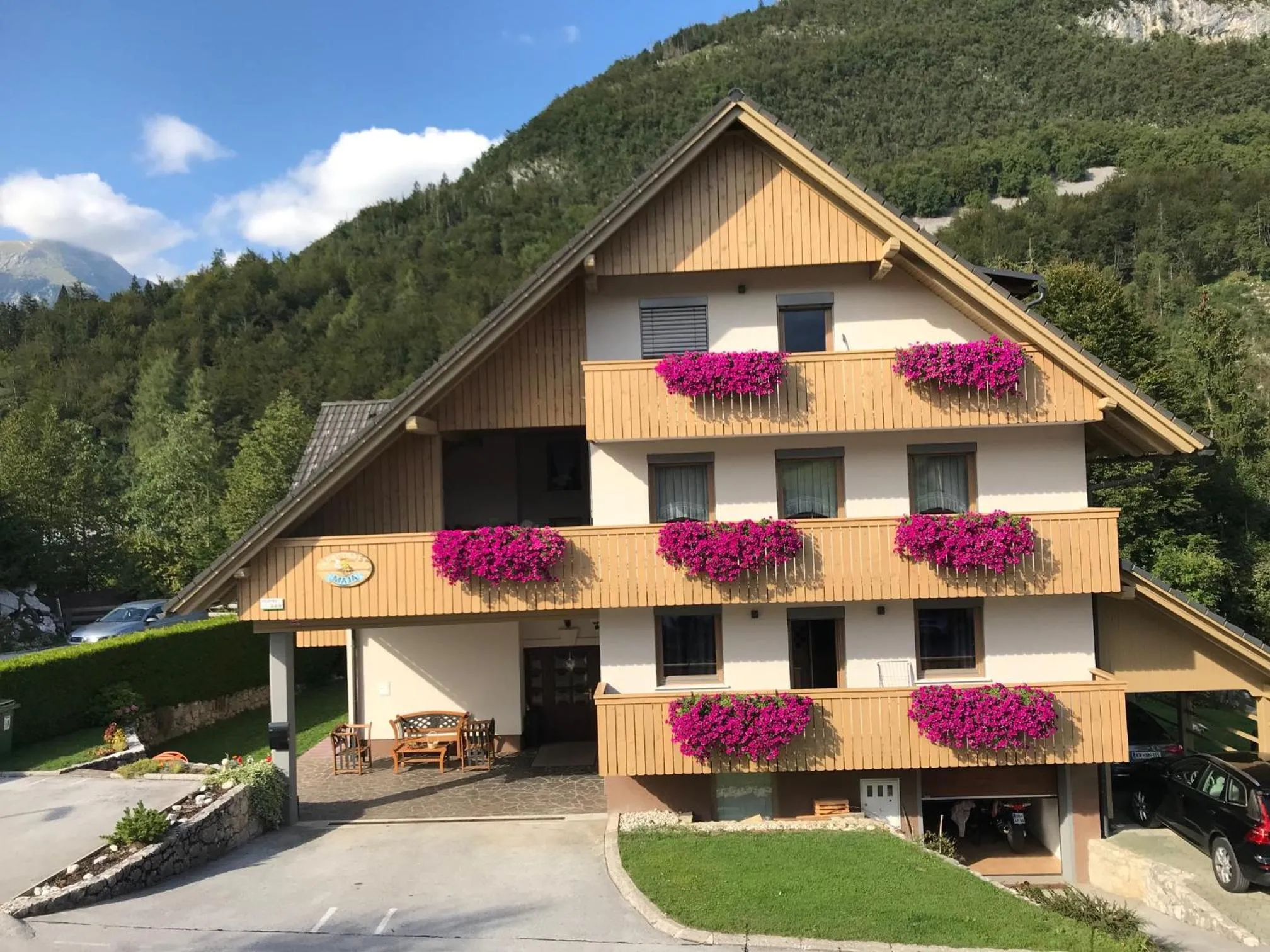 Apartments Maja by the river