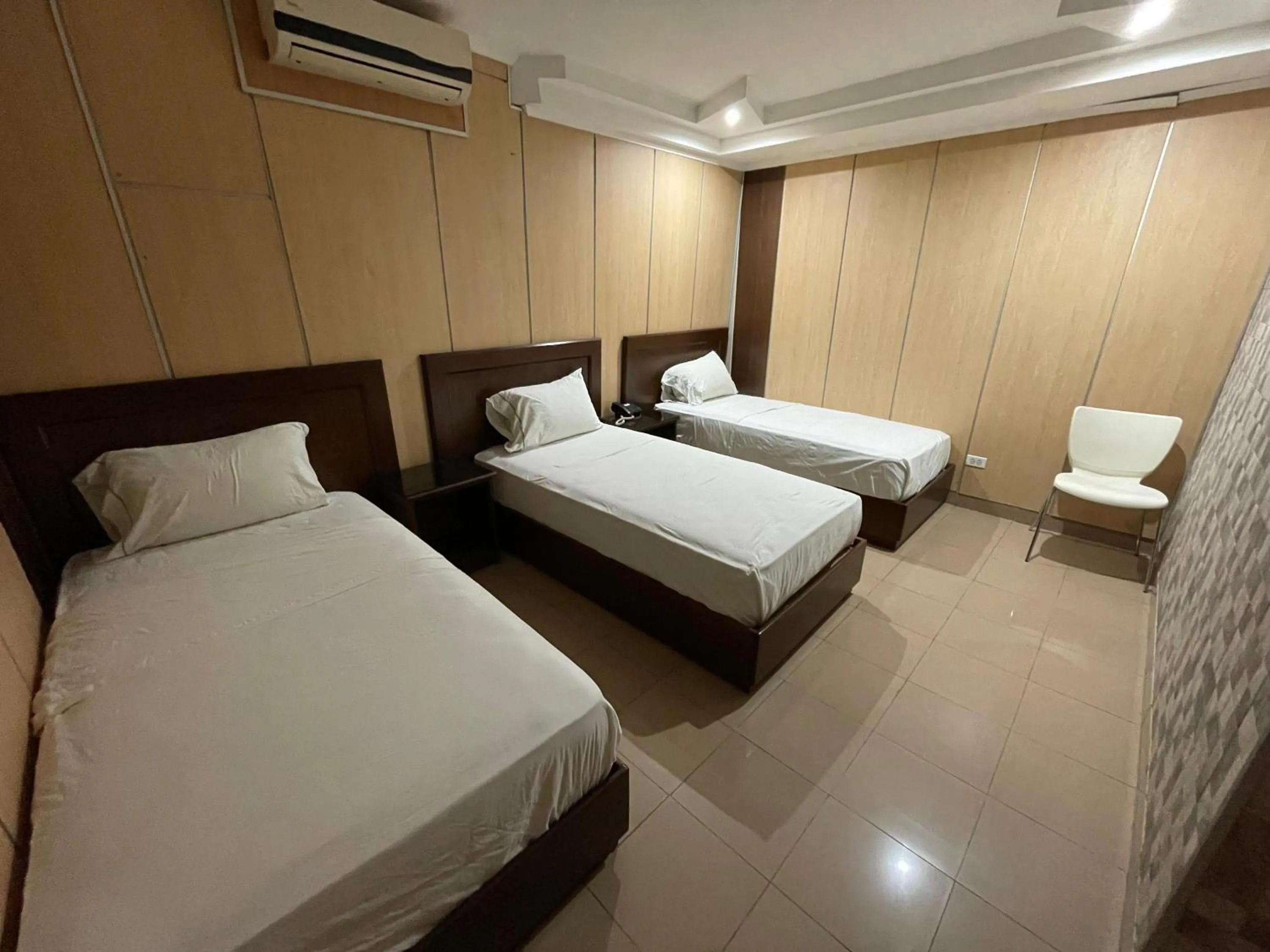 Bed in HOTEL SAN THOMAS INN