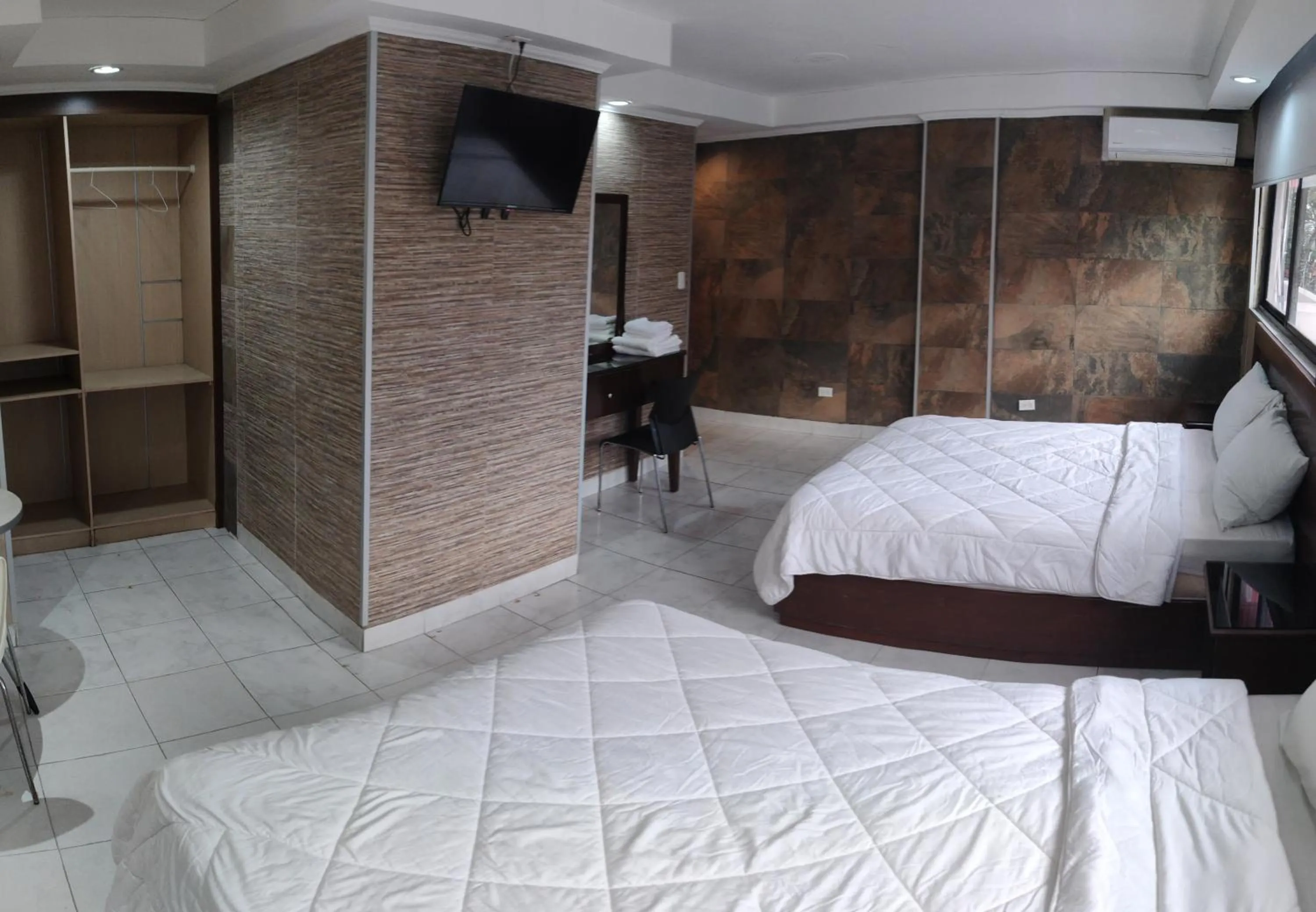 Bed in HOTEL SAN THOMAS INN