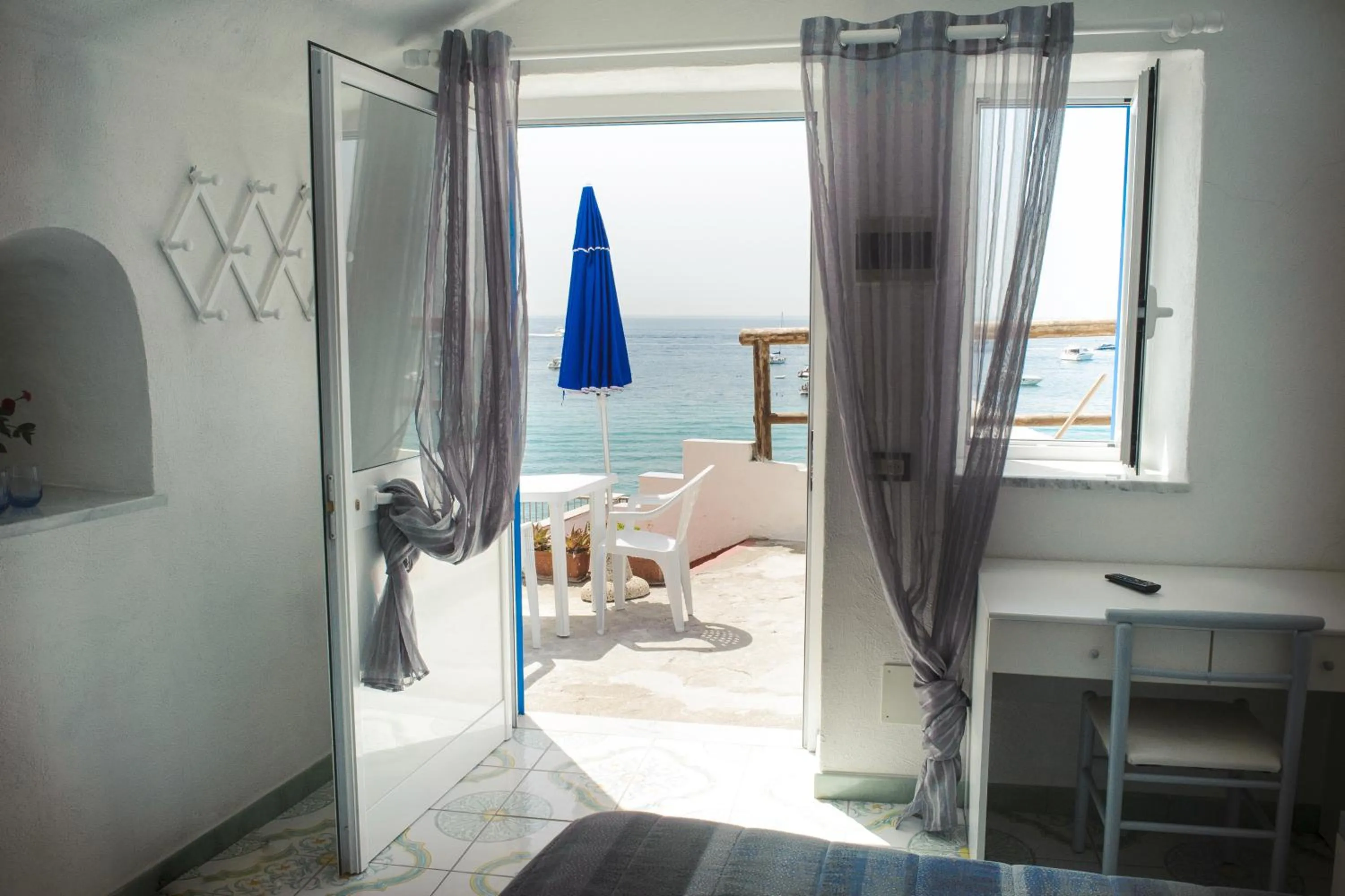 Balcony/Terrace, Bed in Hotel Regina del Mare