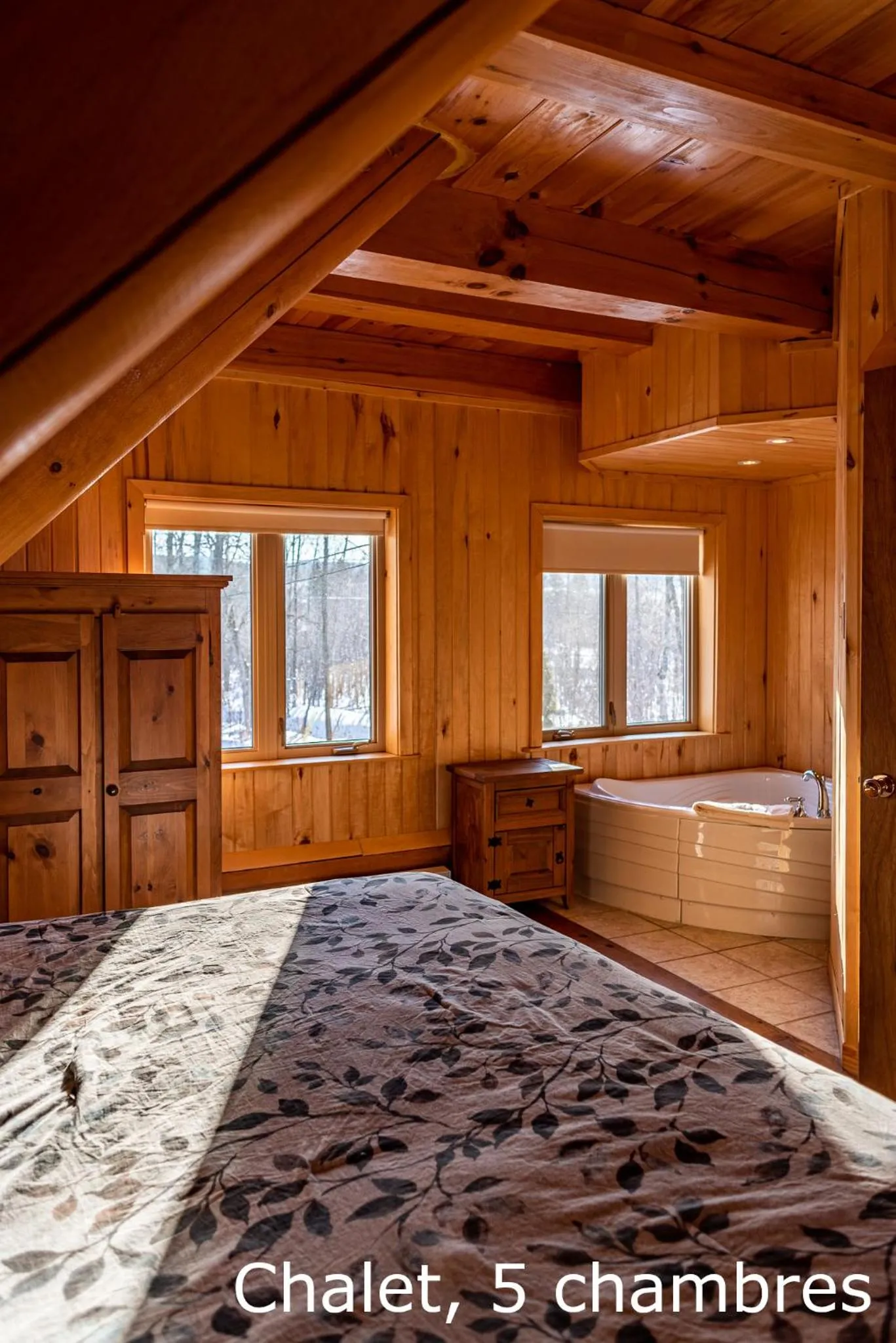 Bedroom, Bed in Chalets et Spa Lac Saint-Jean