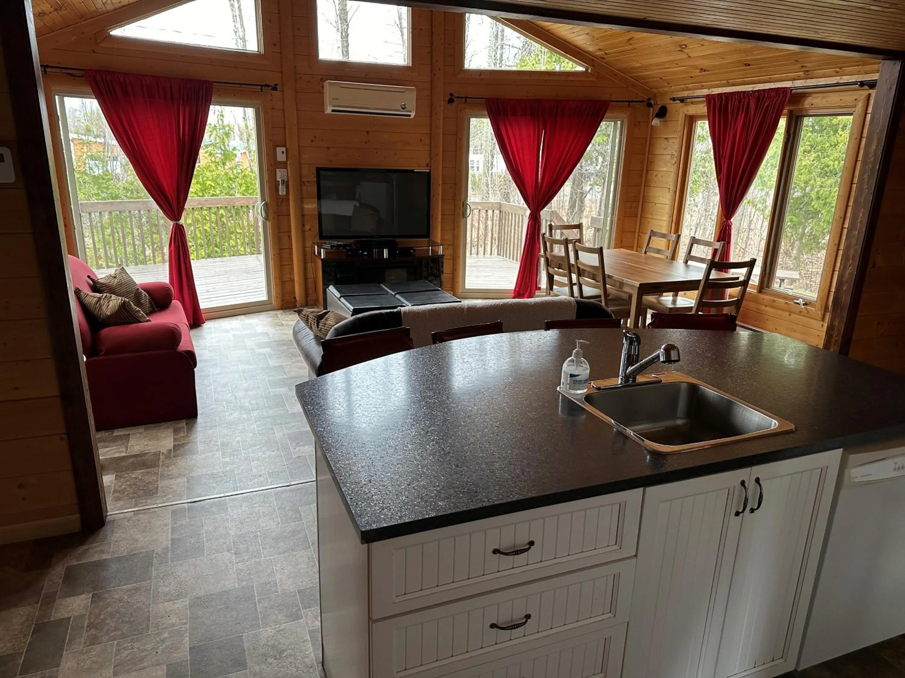 TV and multimedia in Chalets et Spa Lac Saint-Jean