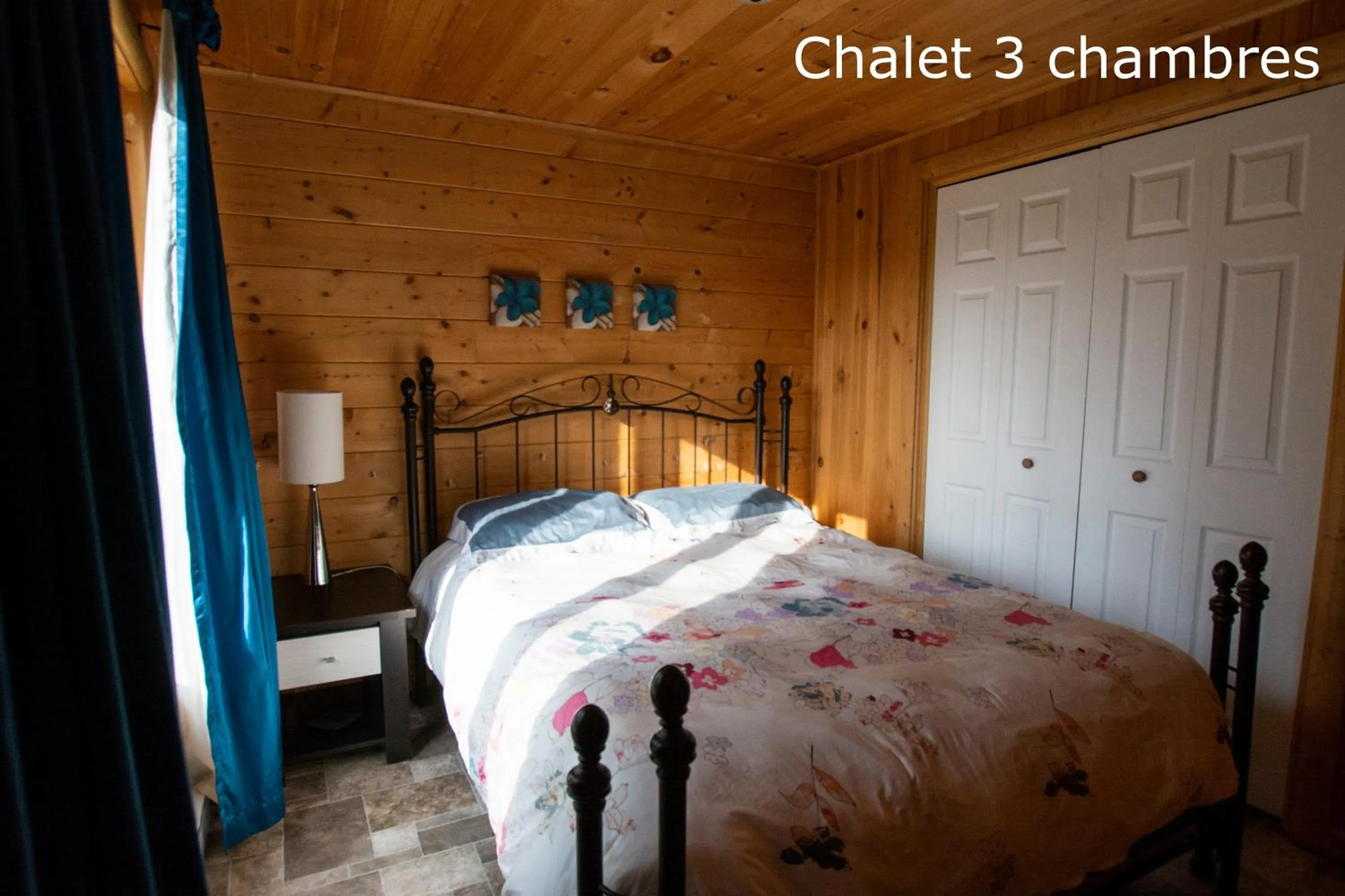 Bedroom, Bed in Chalets et Spa Lac Saint-Jean
