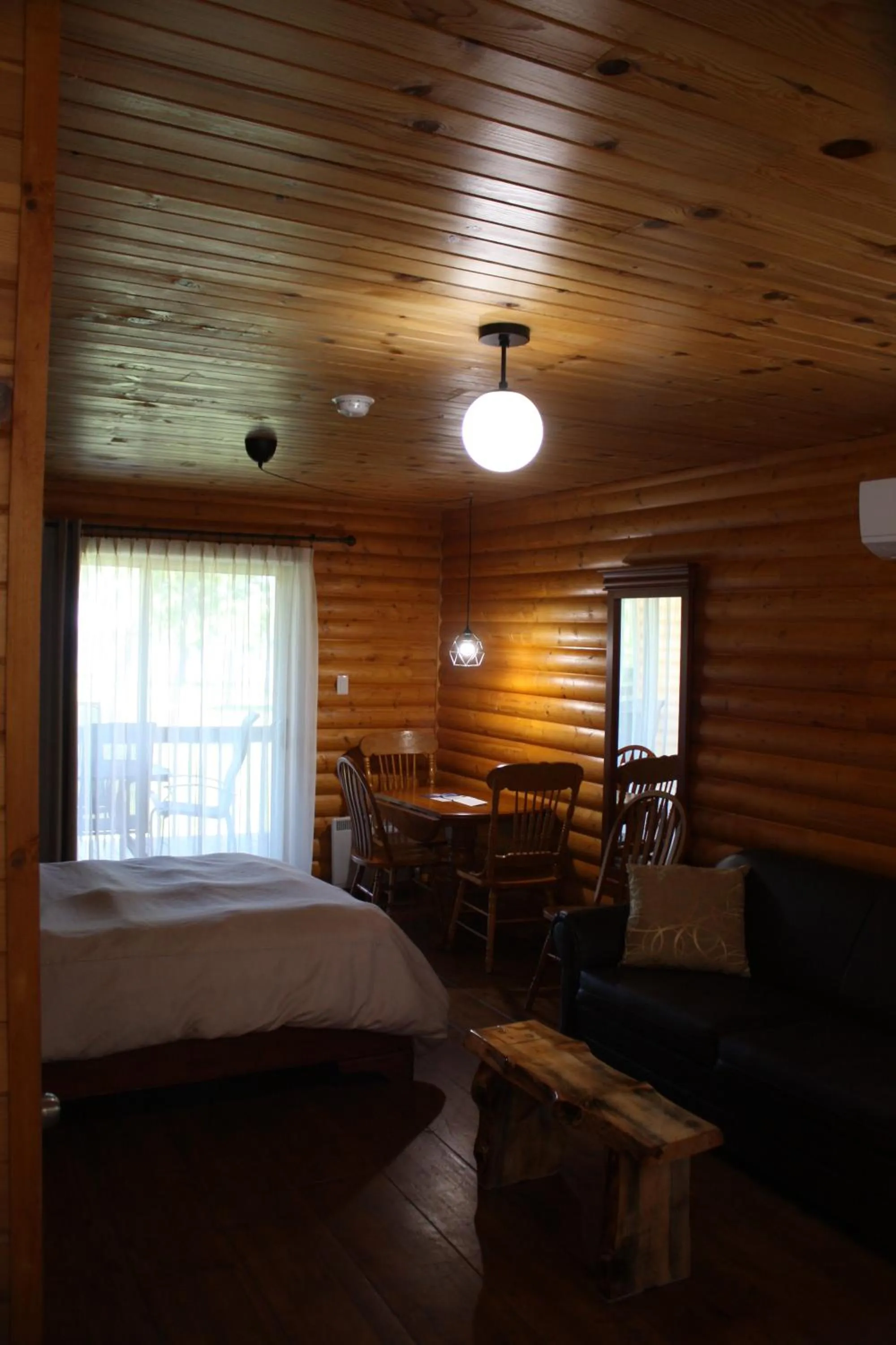 Living room, Bed in Chalets et Spa Lac Saint-Jean