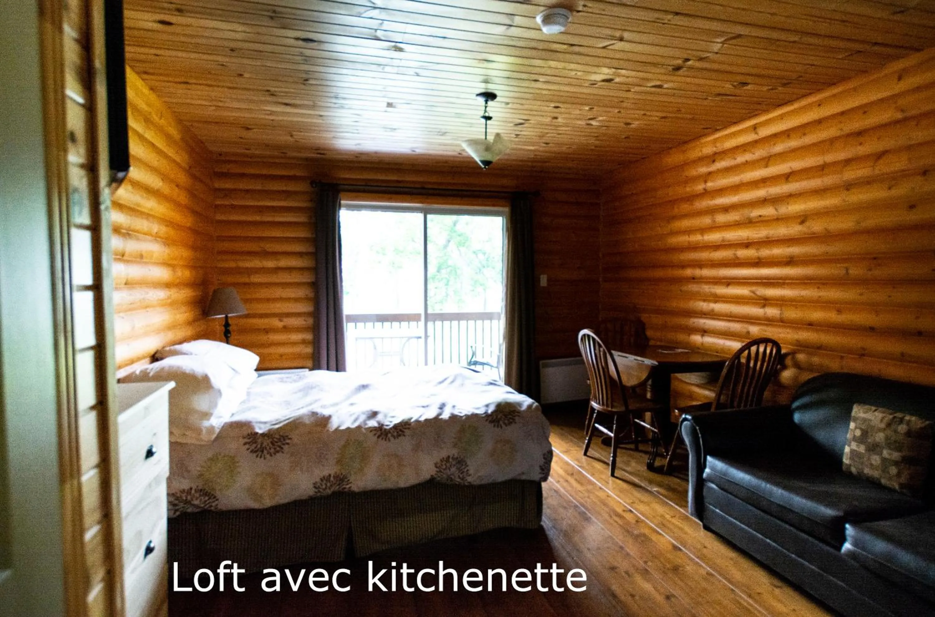 Living room, Bed in Chalets et Spa Lac Saint-Jean