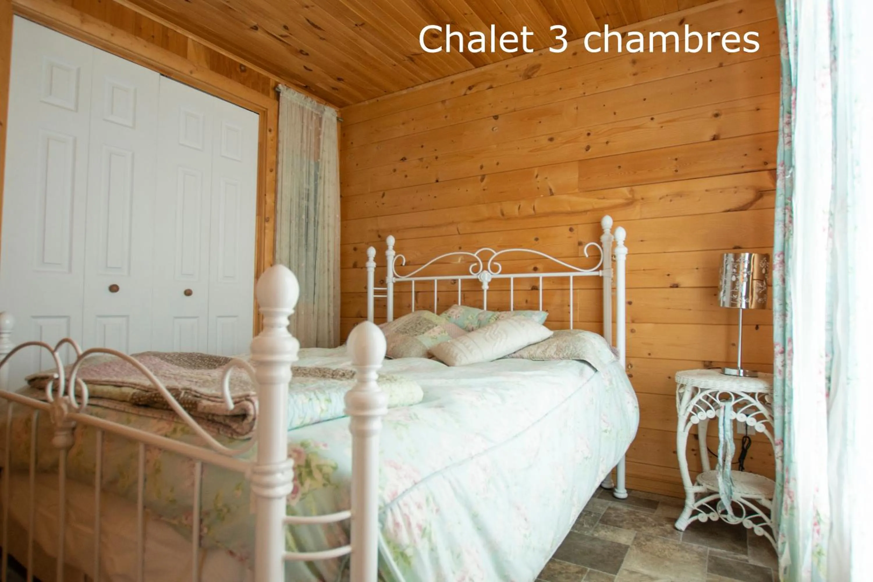 Bedroom, Bed in Chalets et Spa Lac Saint-Jean