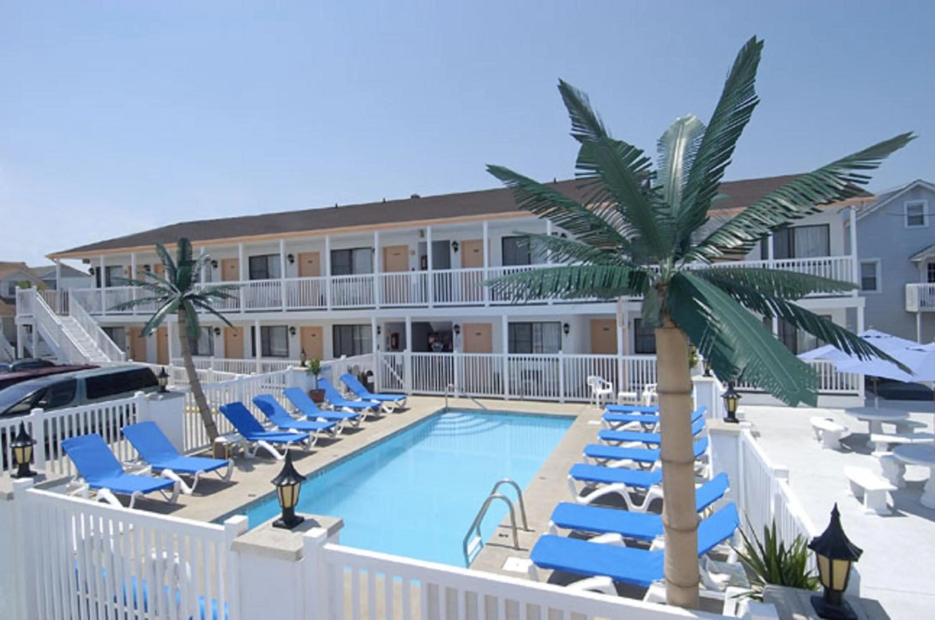 Swimming pool in Daytona Inn and Suites