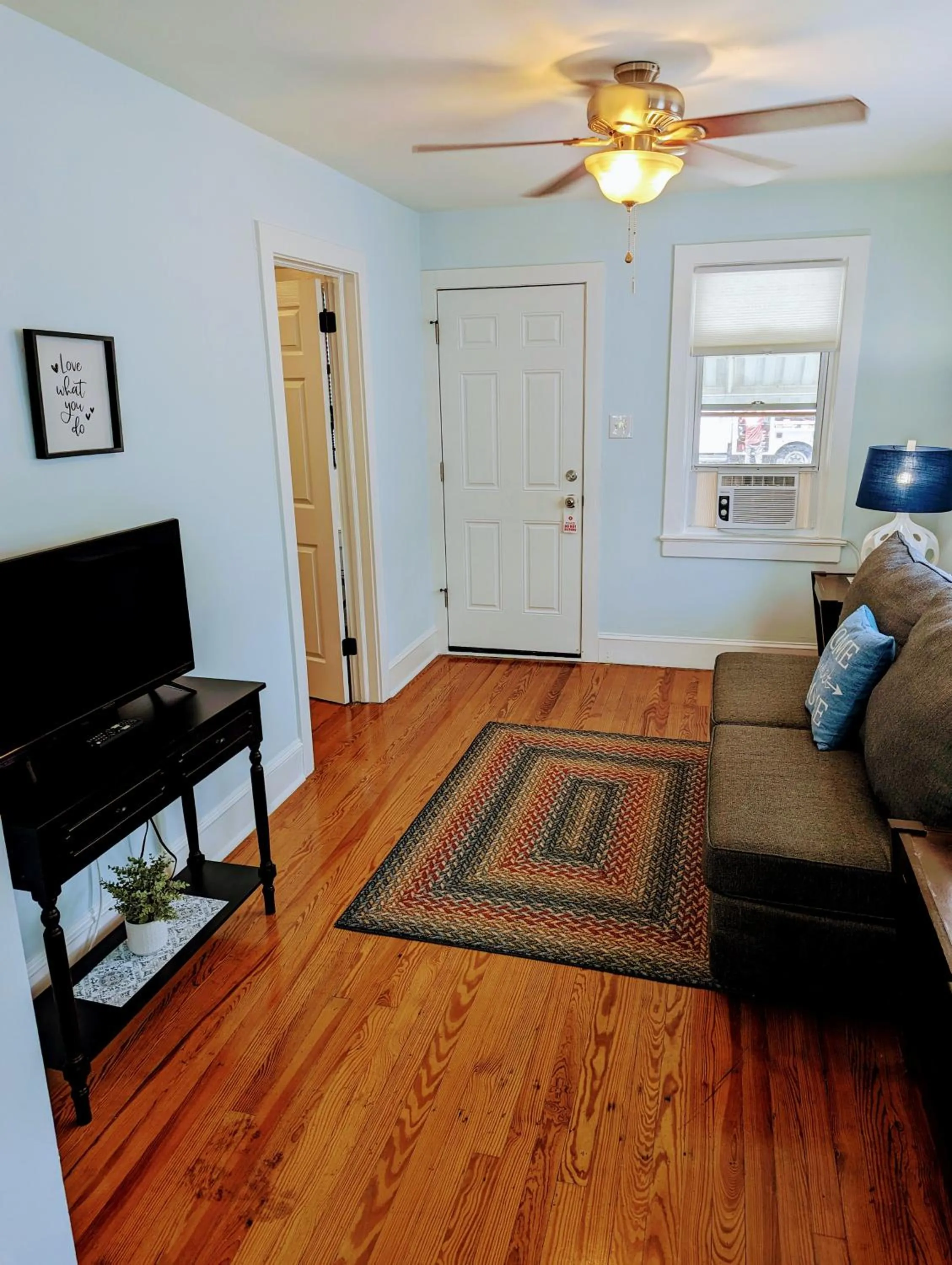 Communal lounge/ TV room in Daytona Inn and Suites