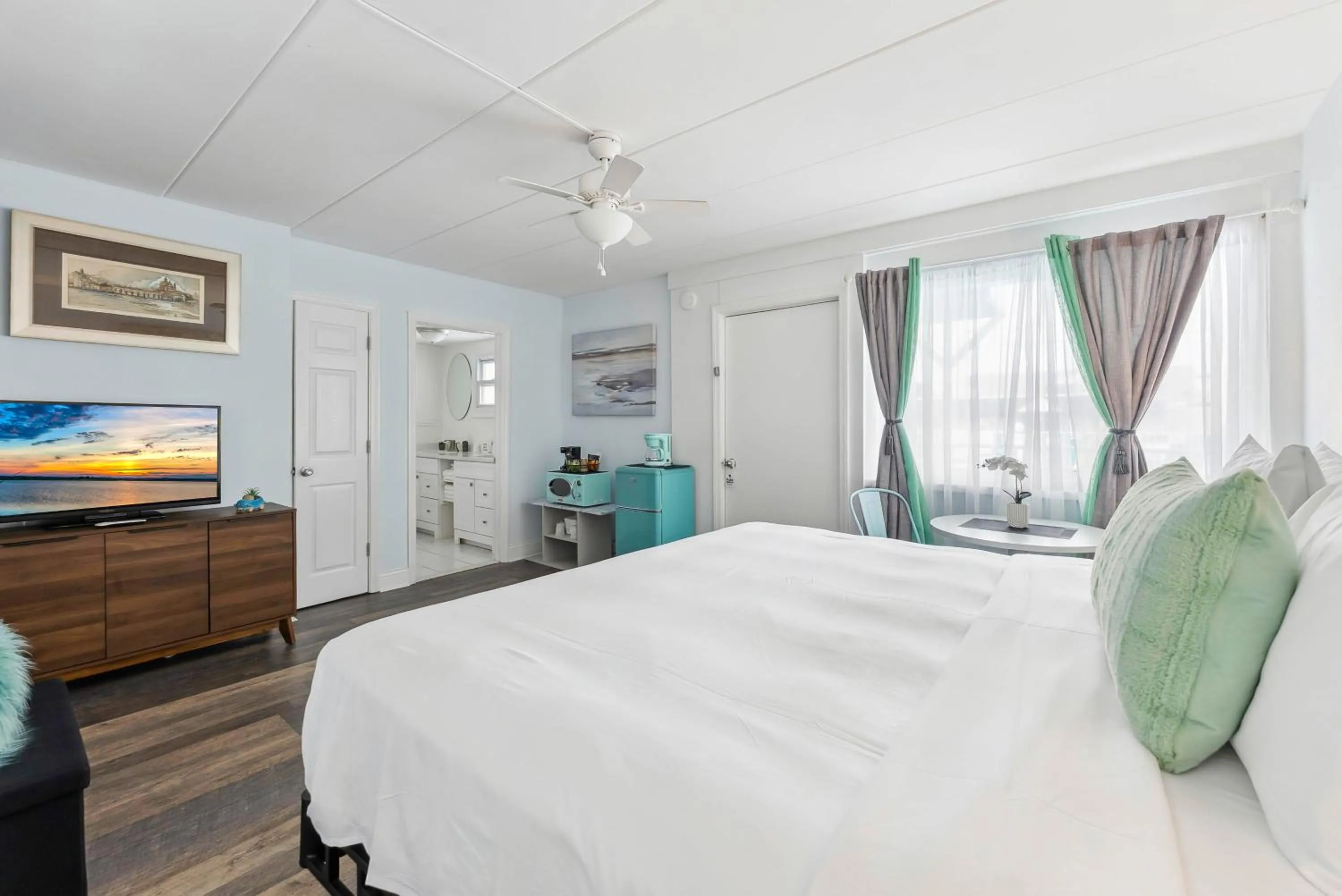 TV and multimedia, Bed in Daytona Inn and Suites