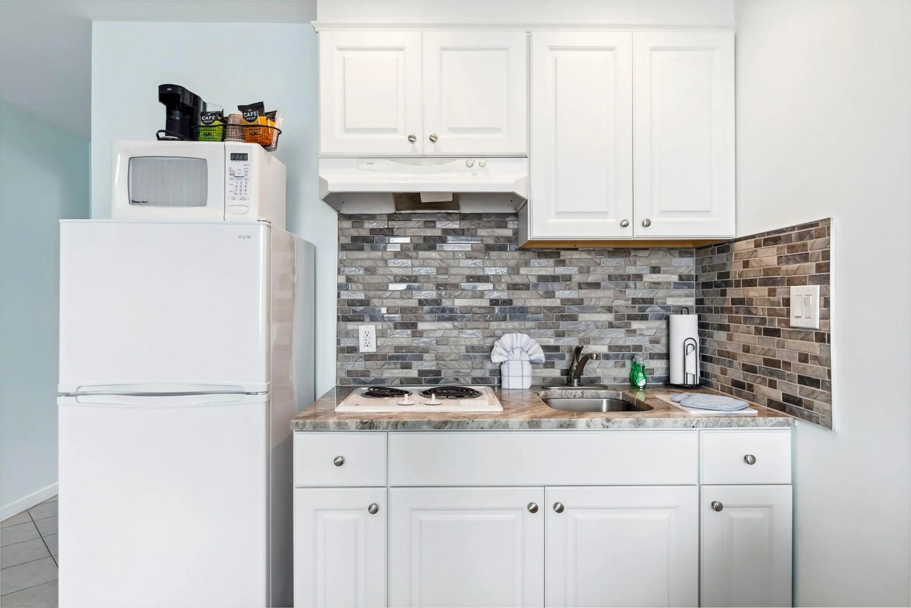 Kitchen or kitchenette in Daytona Inn and Suites