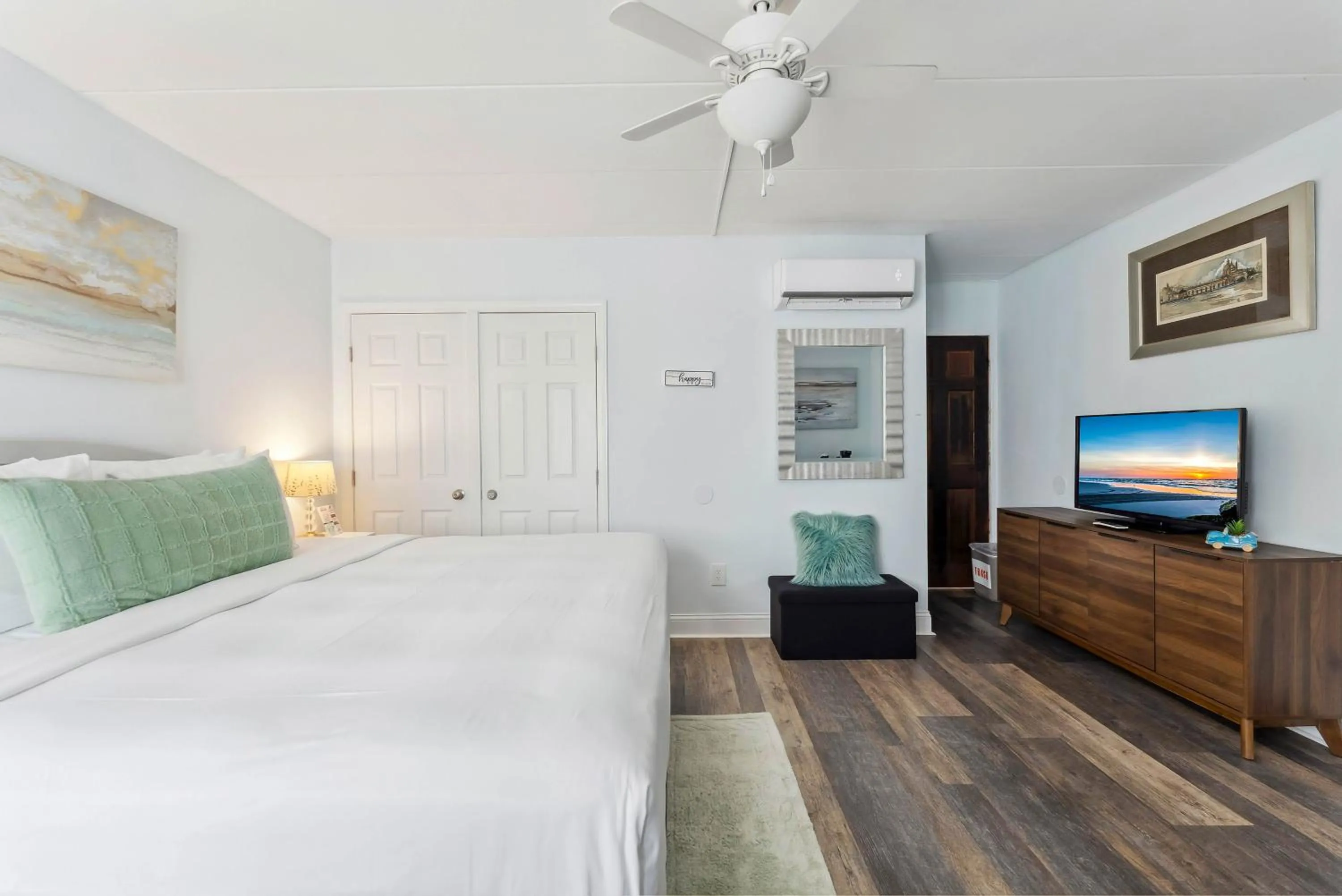 Bed in Daytona Inn and Suites