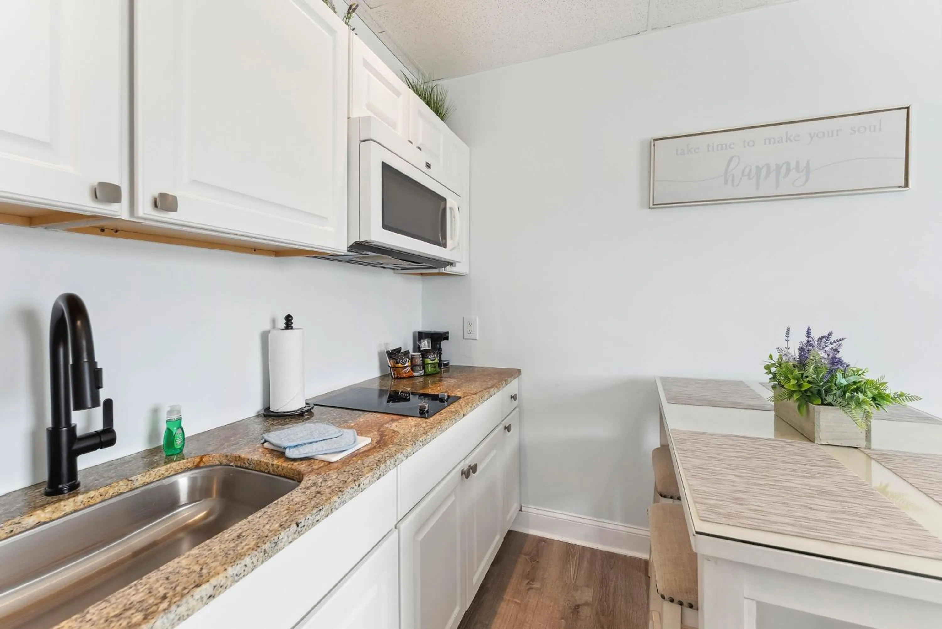 Coffee/tea facilities in Daytona Inn and Suites