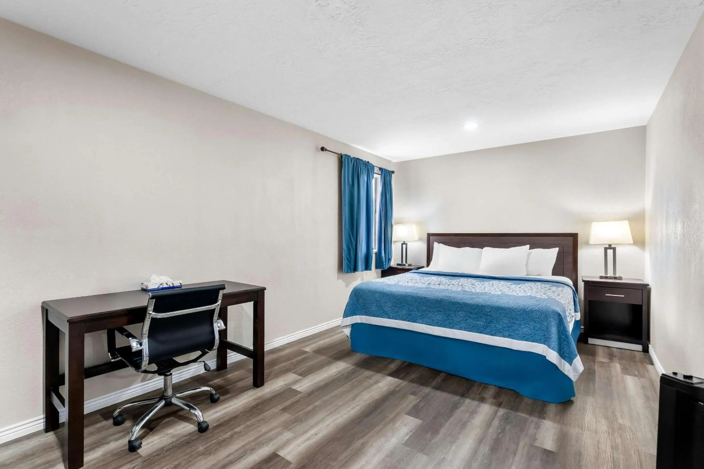 Bedroom, Bed in Econo Lodge Panguitch near Bryce Canyon