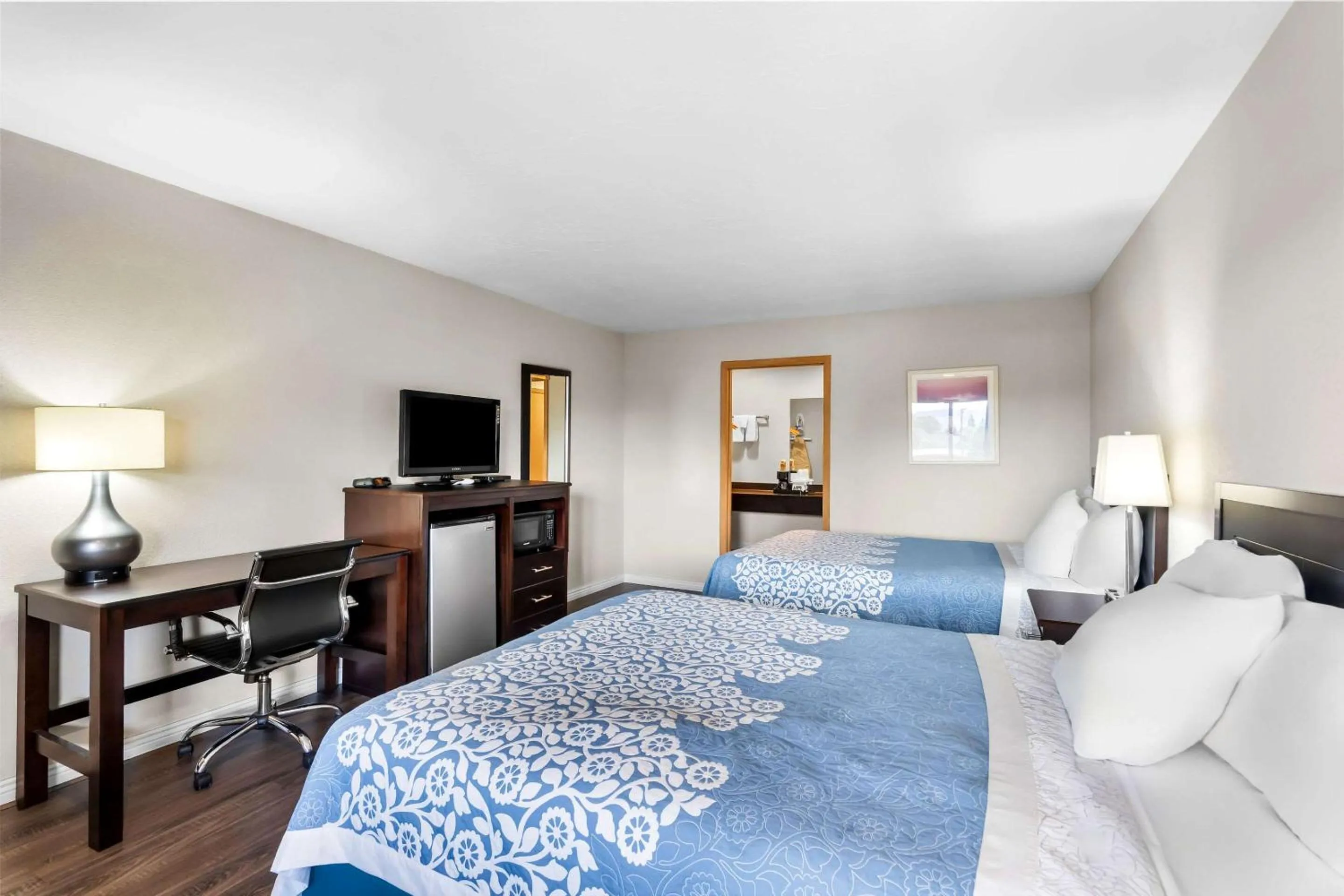 Bed in Econo Lodge Panguitch near Bryce Canyon