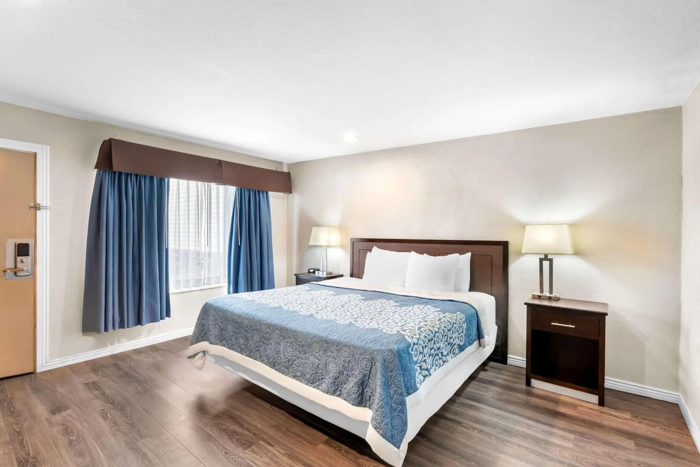 Bedroom, Bed in Econo Lodge Panguitch near Bryce Canyon