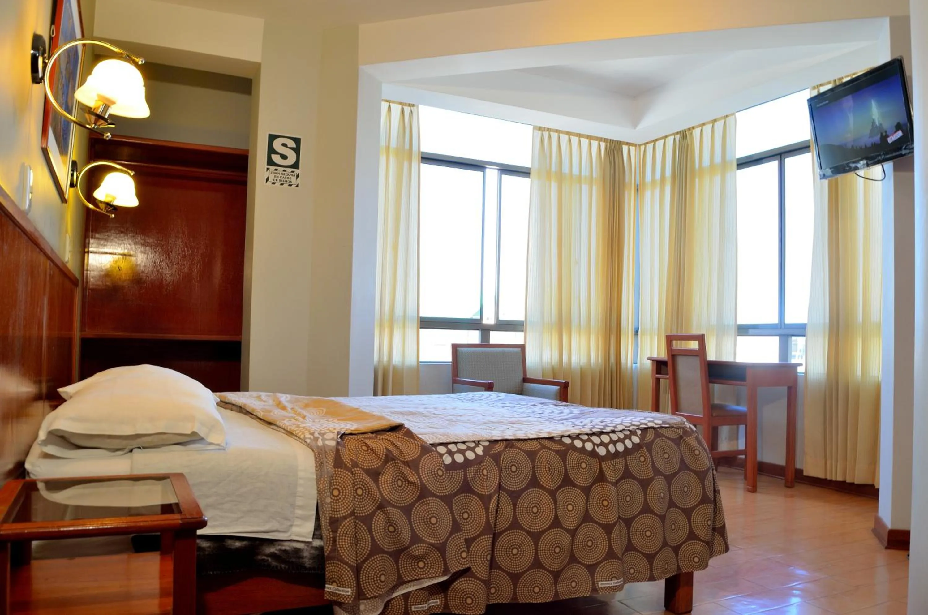 Bed in Primavera Plaza Hotel