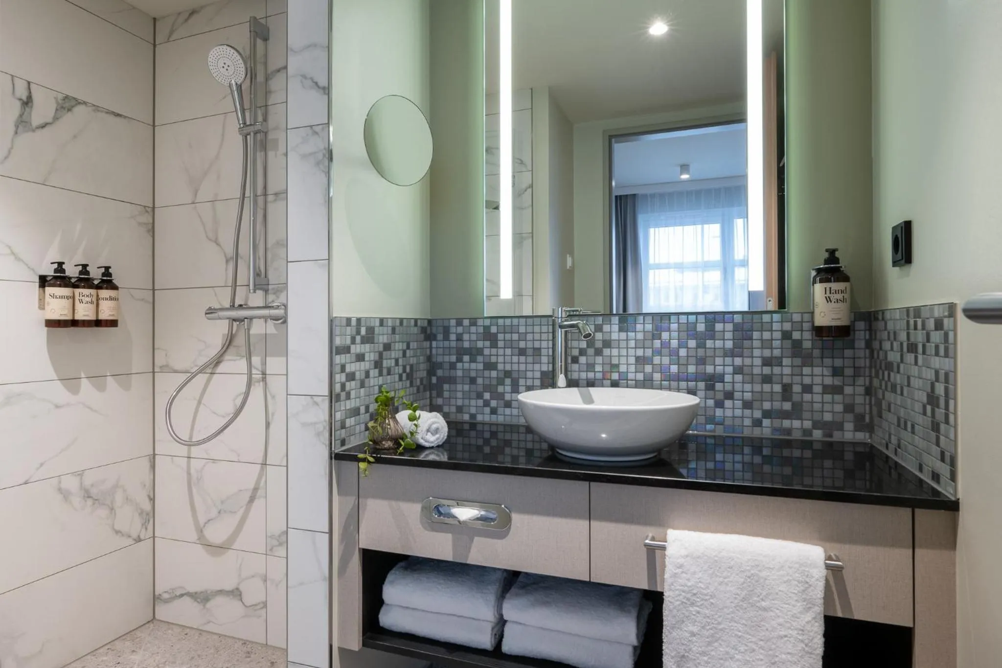 Shower in master Altona