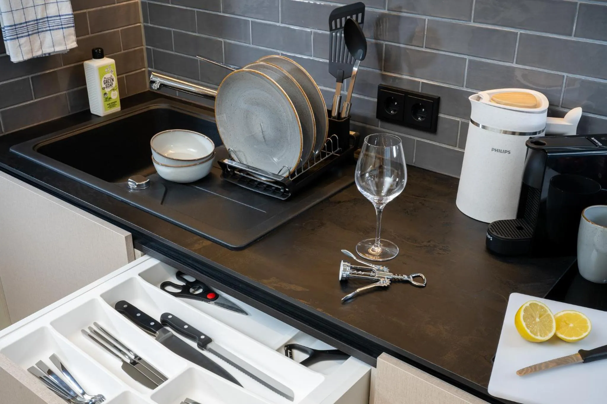 Kitchen or kitchenette in master Altona