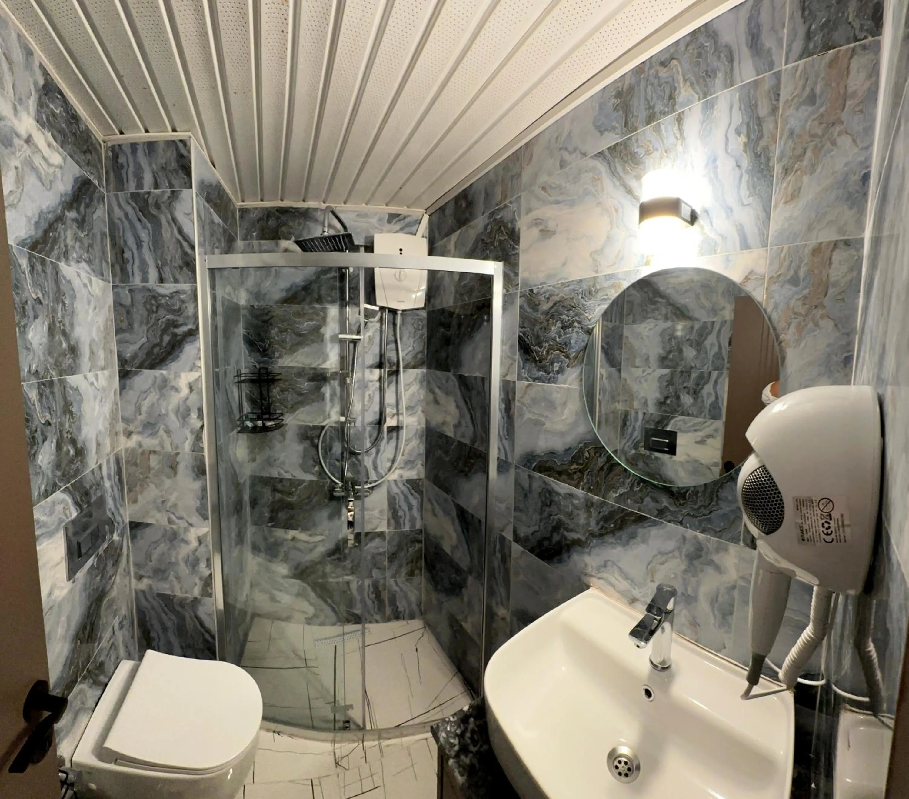 Shower, Bathroom in Arikan Inn Hotel