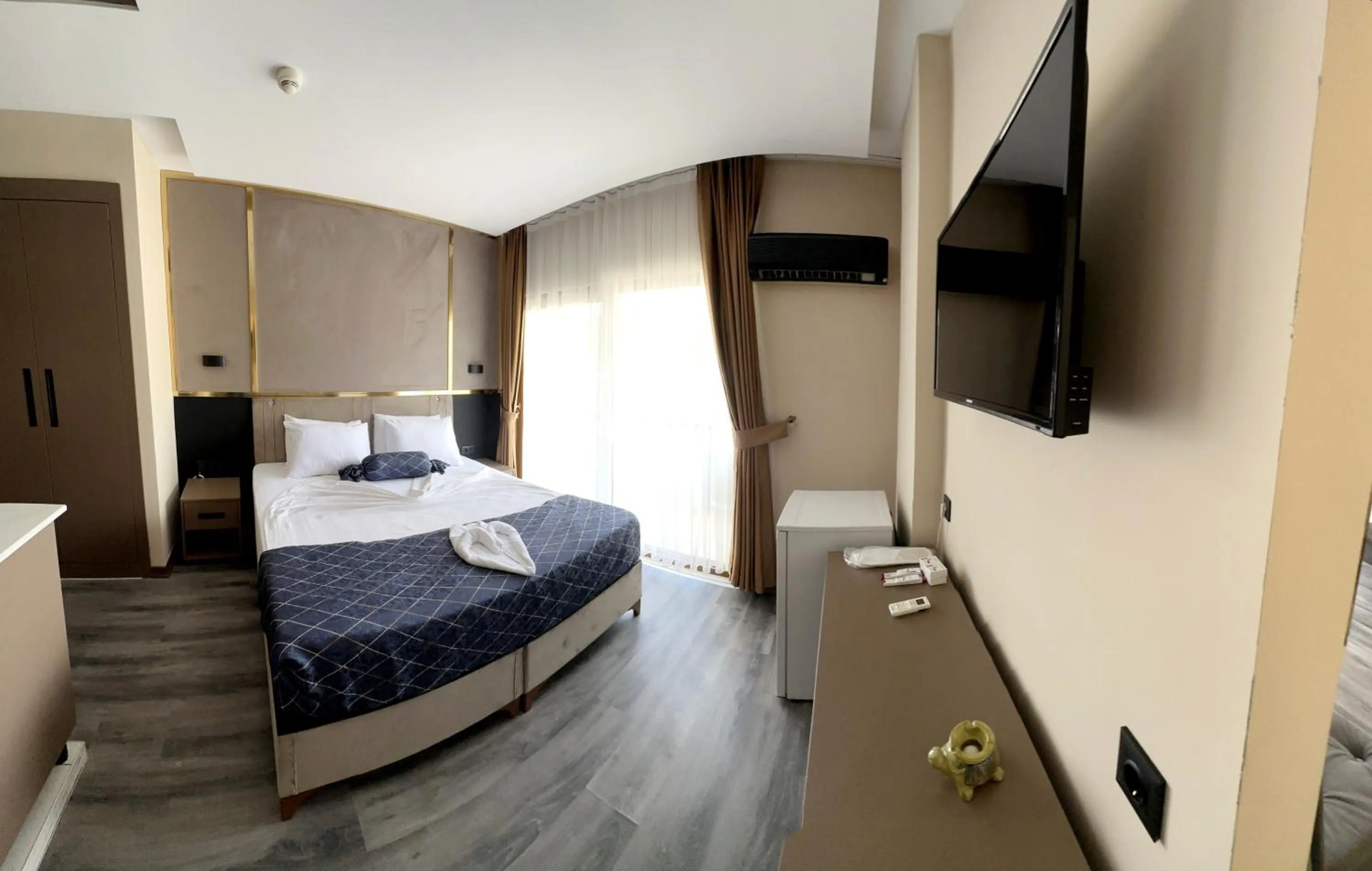 Communal lounge/ TV room in Arikan Inn Hotel