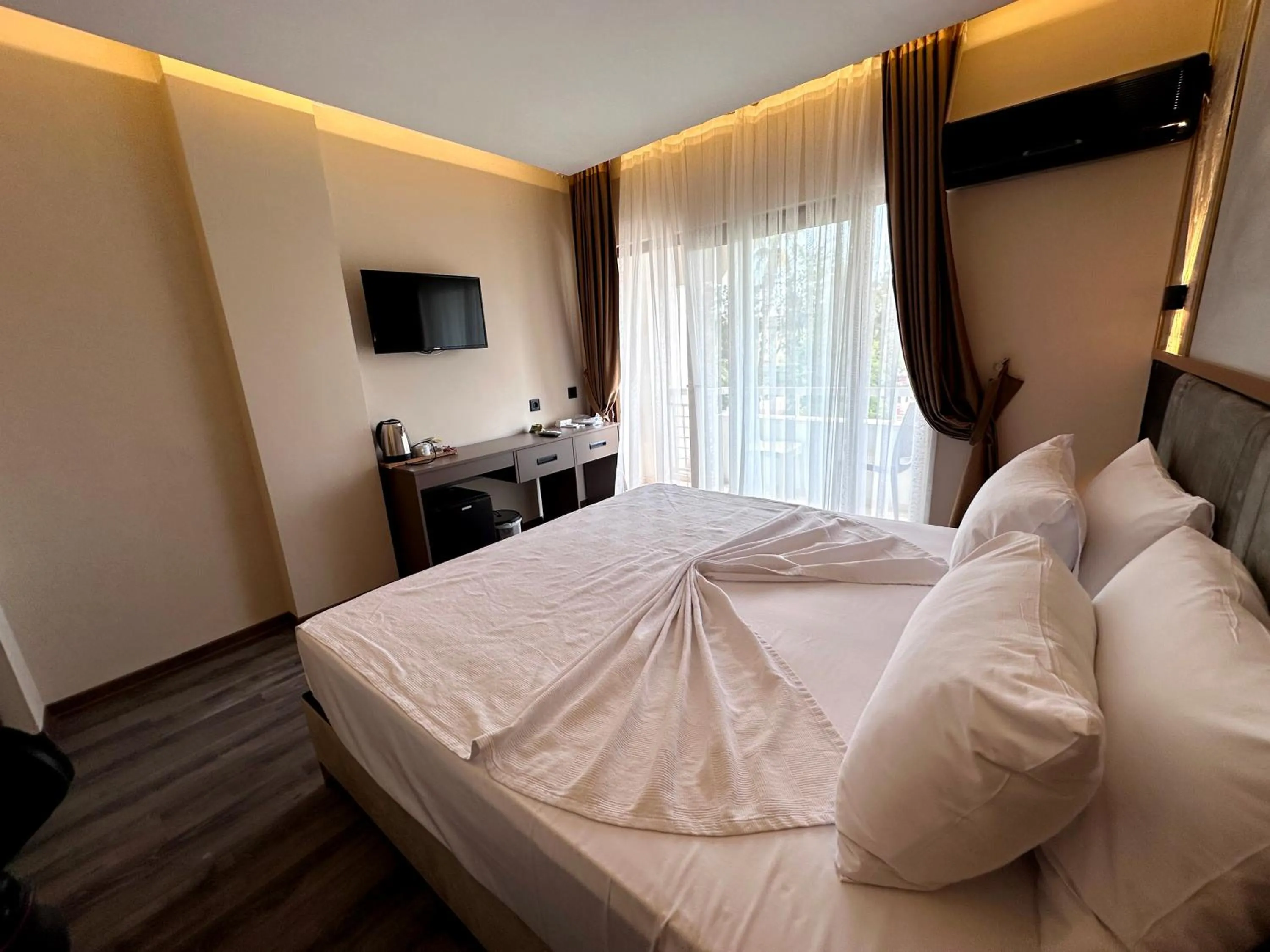 Communal lounge/ TV room, TV/Entertainment Center in Arikan Inn Hotel