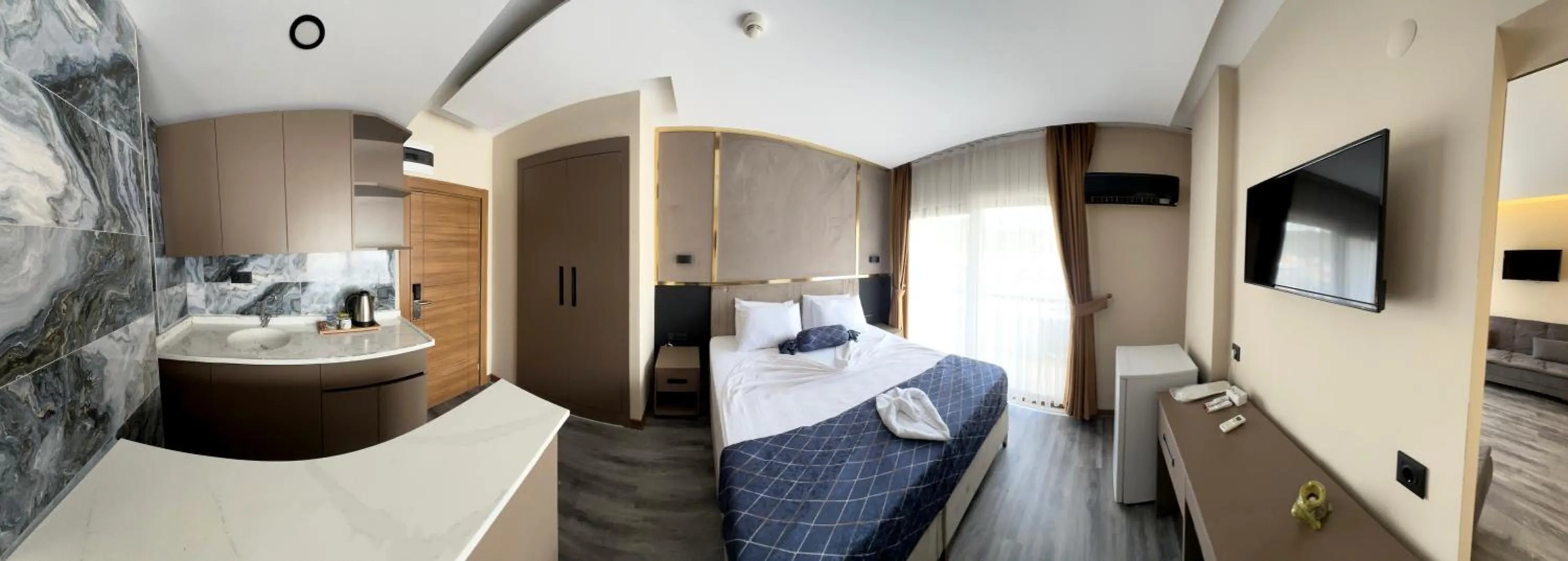 Communal lounge/ TV room, Bathroom in Arikan Inn Hotel