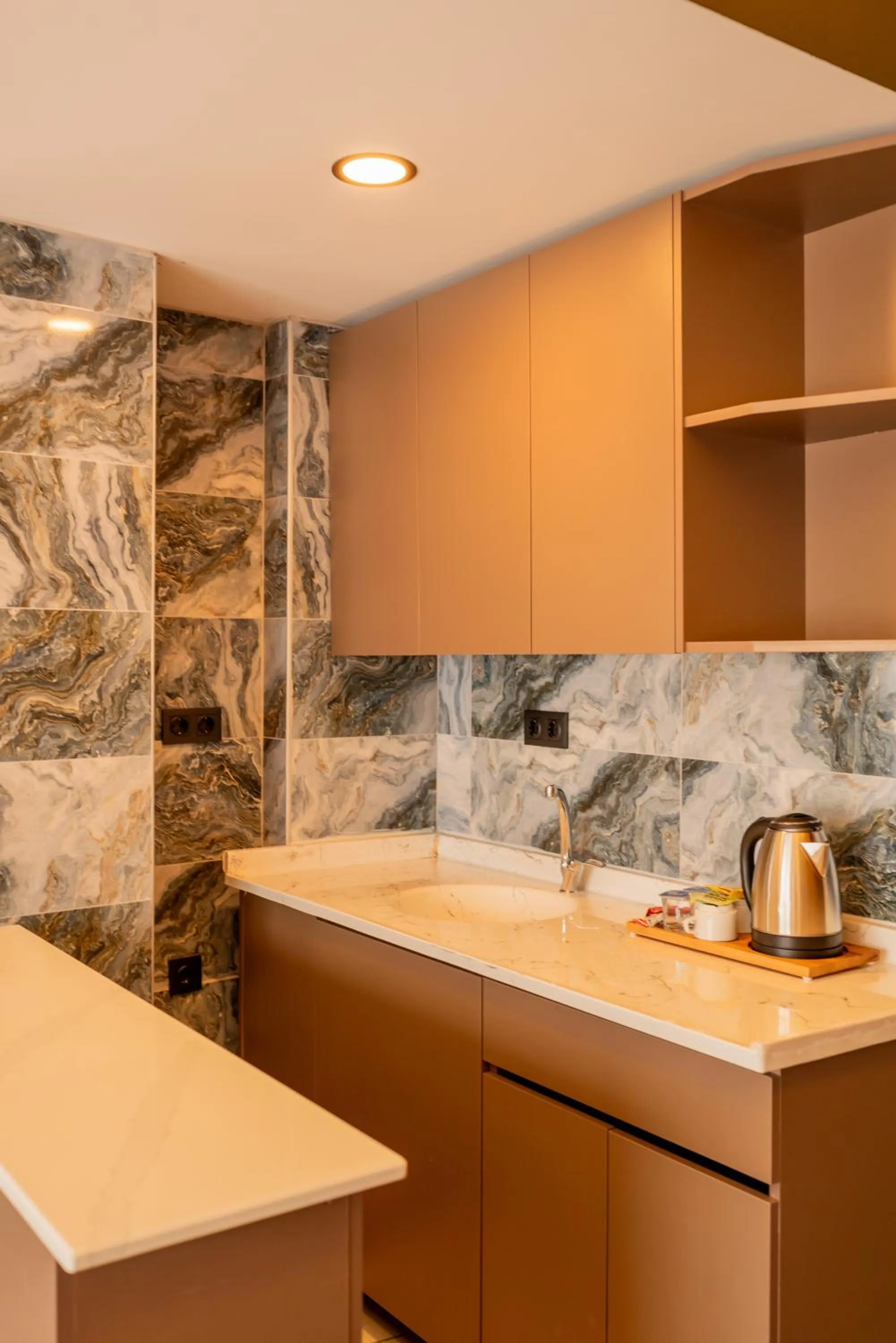 Kitchen or kitchenette, Bathroom in Arikan Inn Hotel