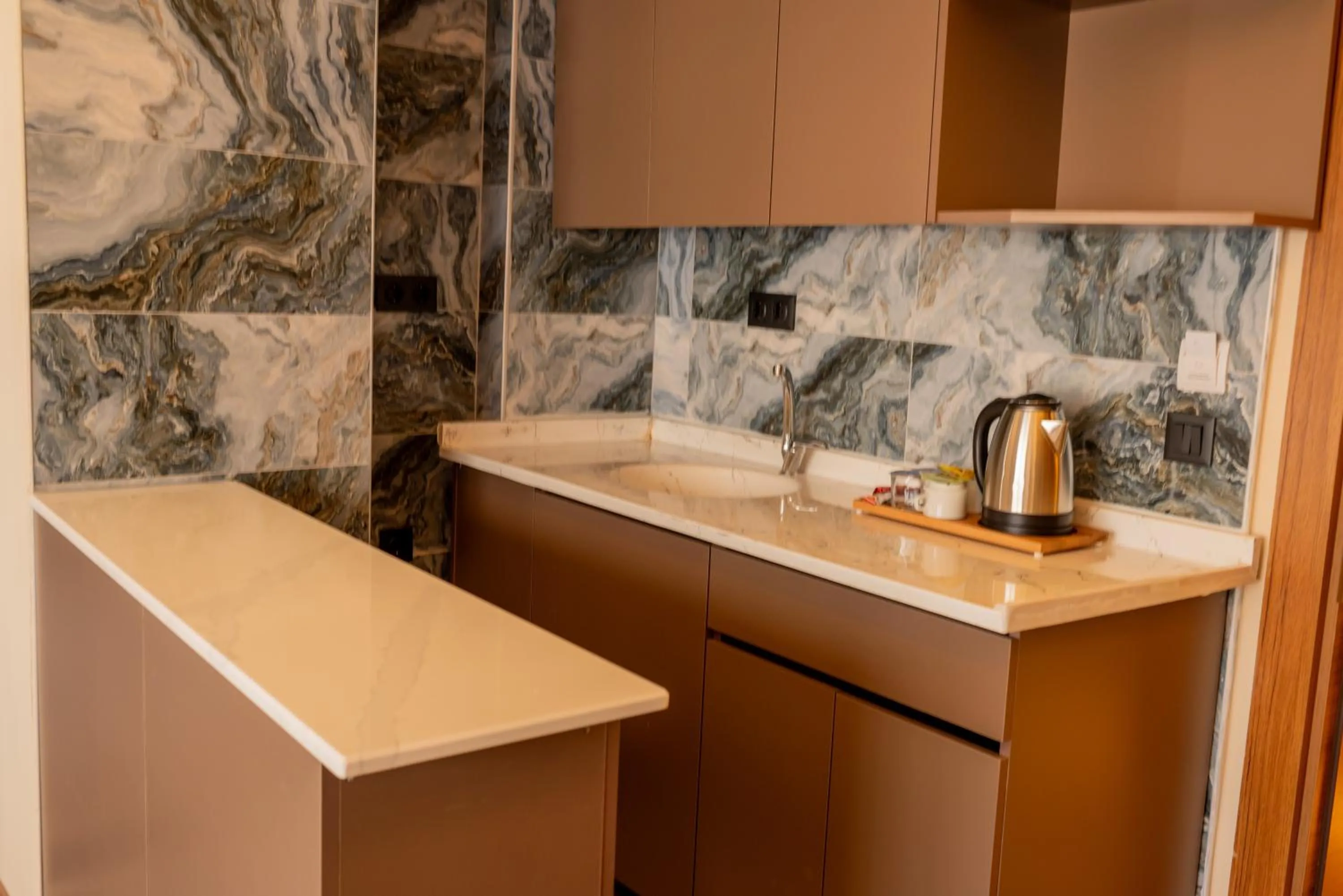 Kitchen or kitchenette, Kitchen/Kitchenette in Arikan Inn Hotel