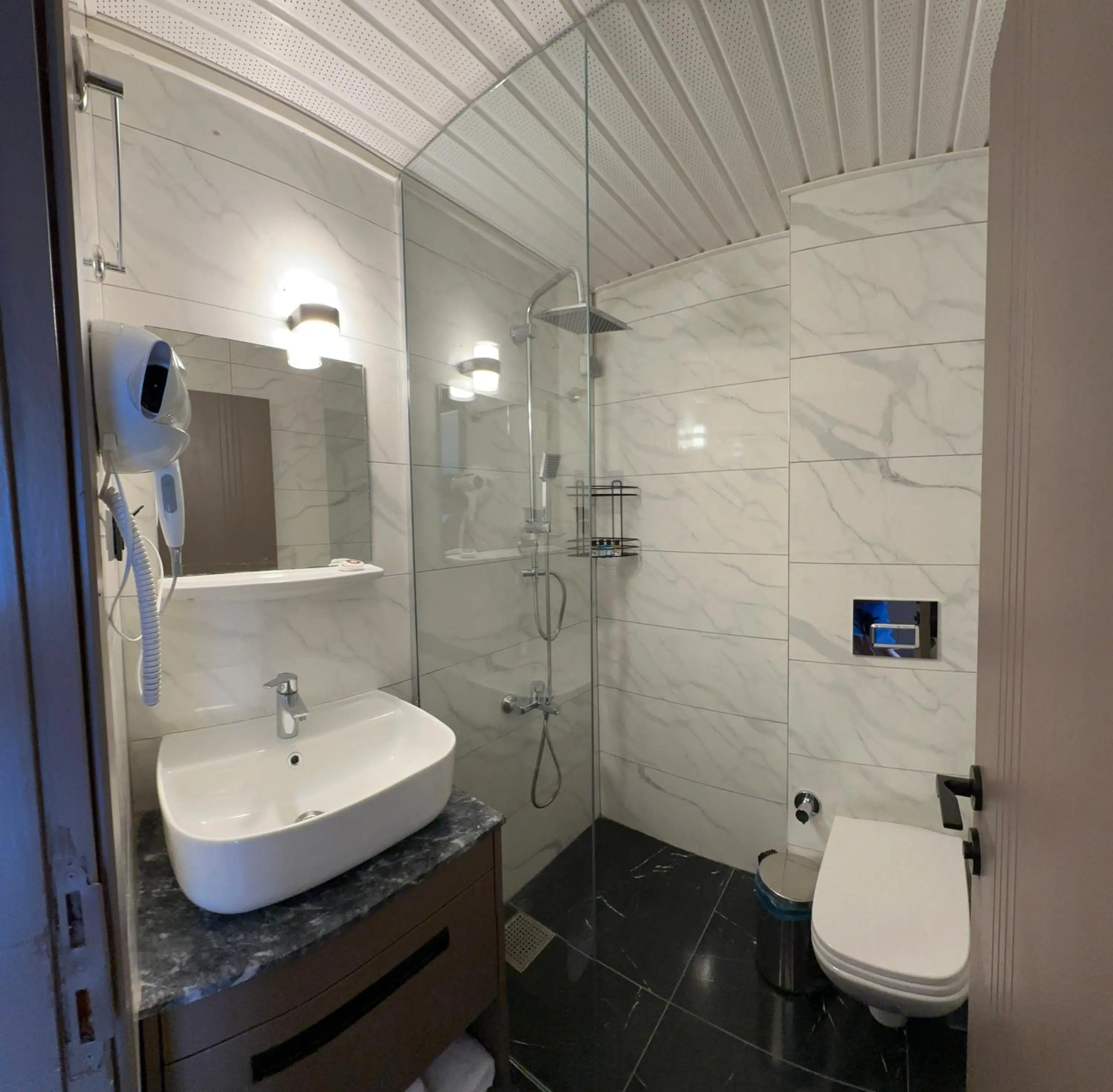 Shower, Bathroom in Arikan Inn Hotel