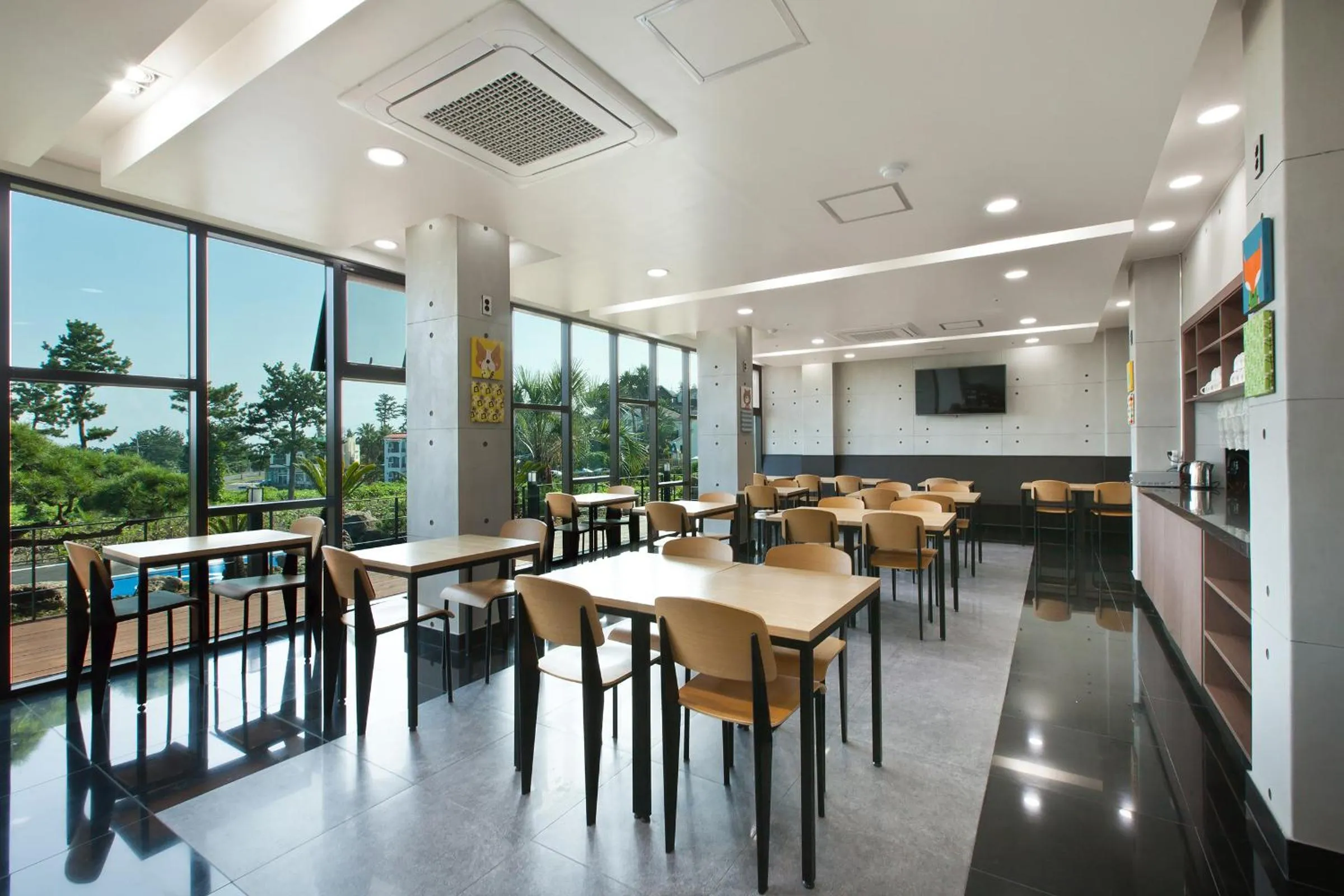 Restaurant/places to eat in Familia Hotel