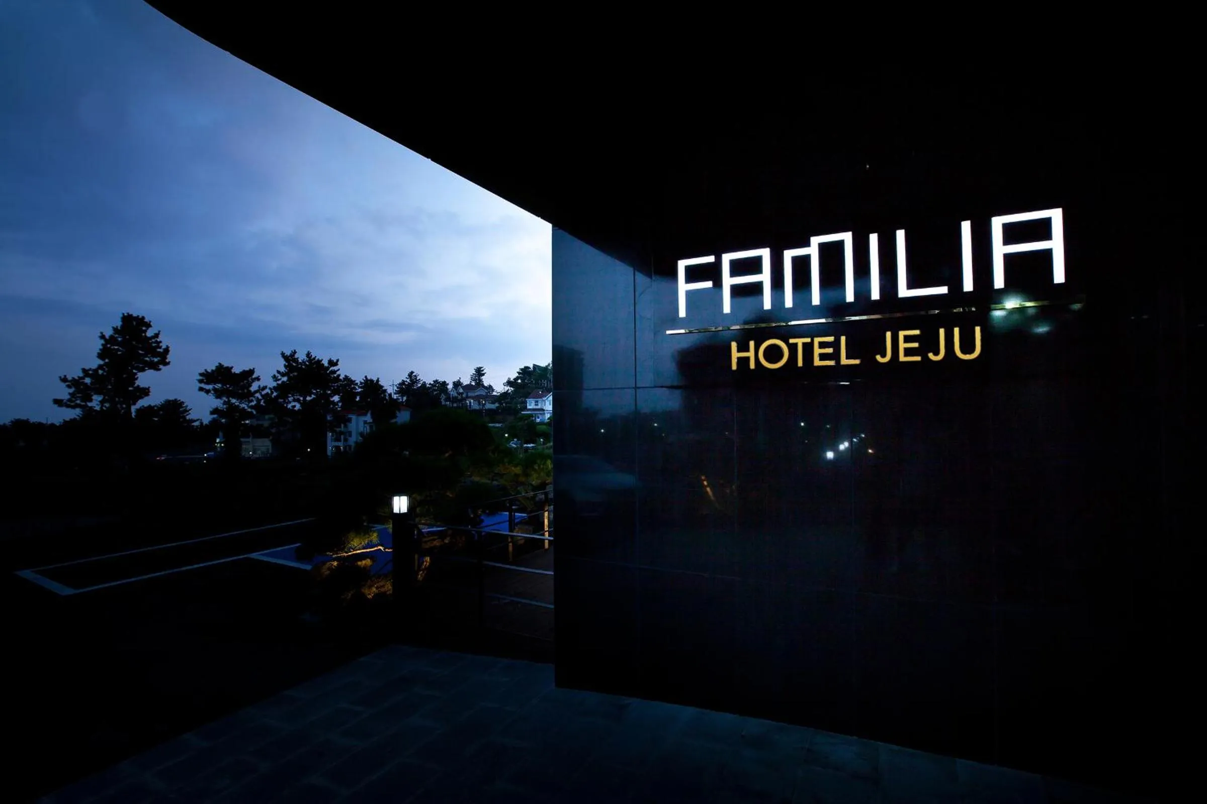 Facade/entrance in Familia Hotel