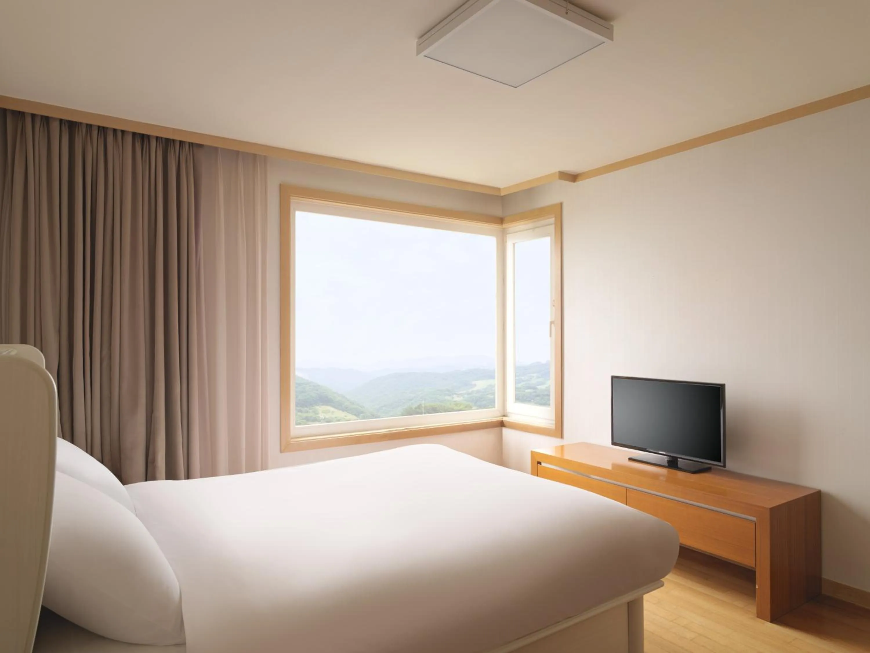 Photo of the whole room, Bed in Gyeongju Mauna Ocean Resort