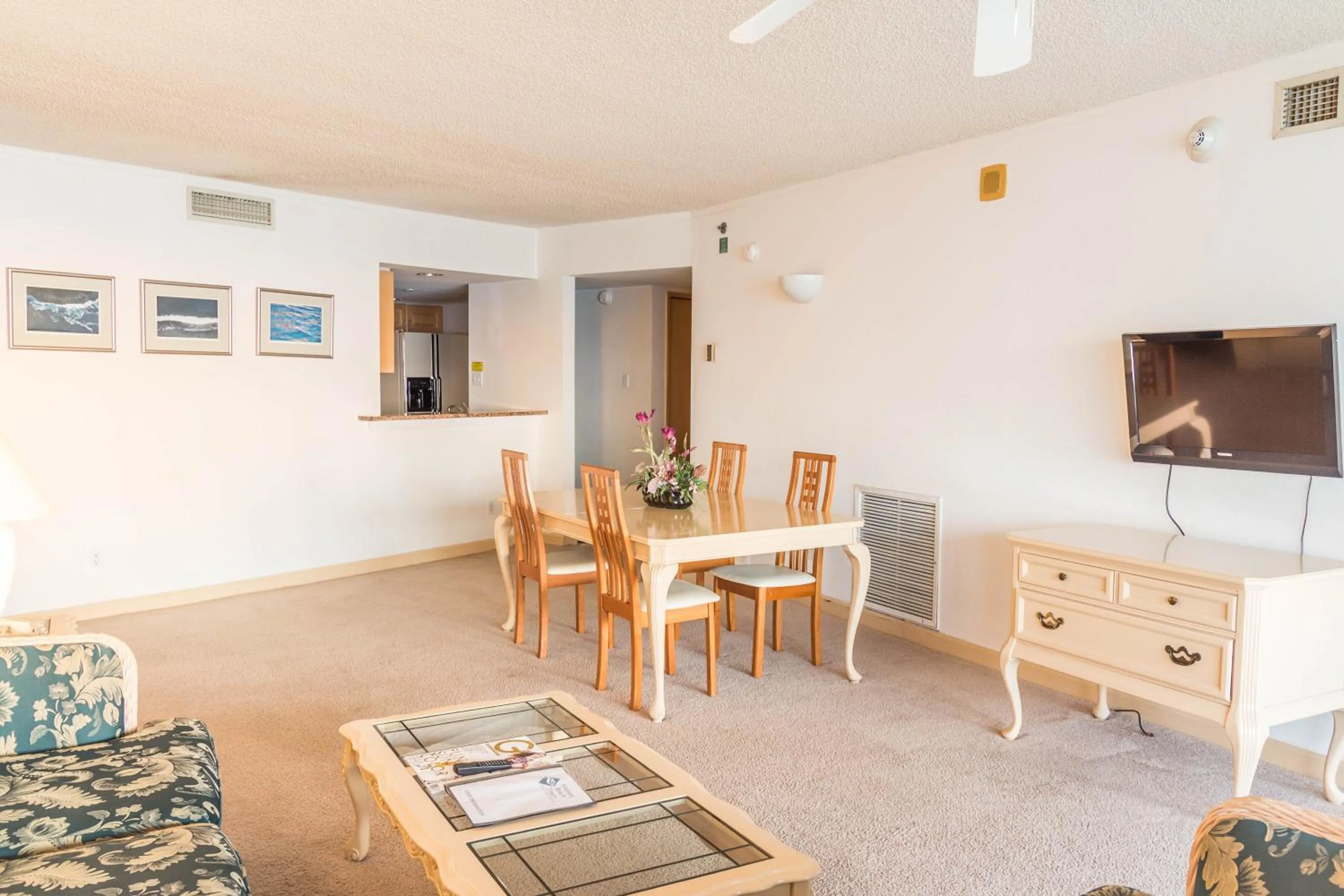 TV and multimedia in Alupang Beach Tower