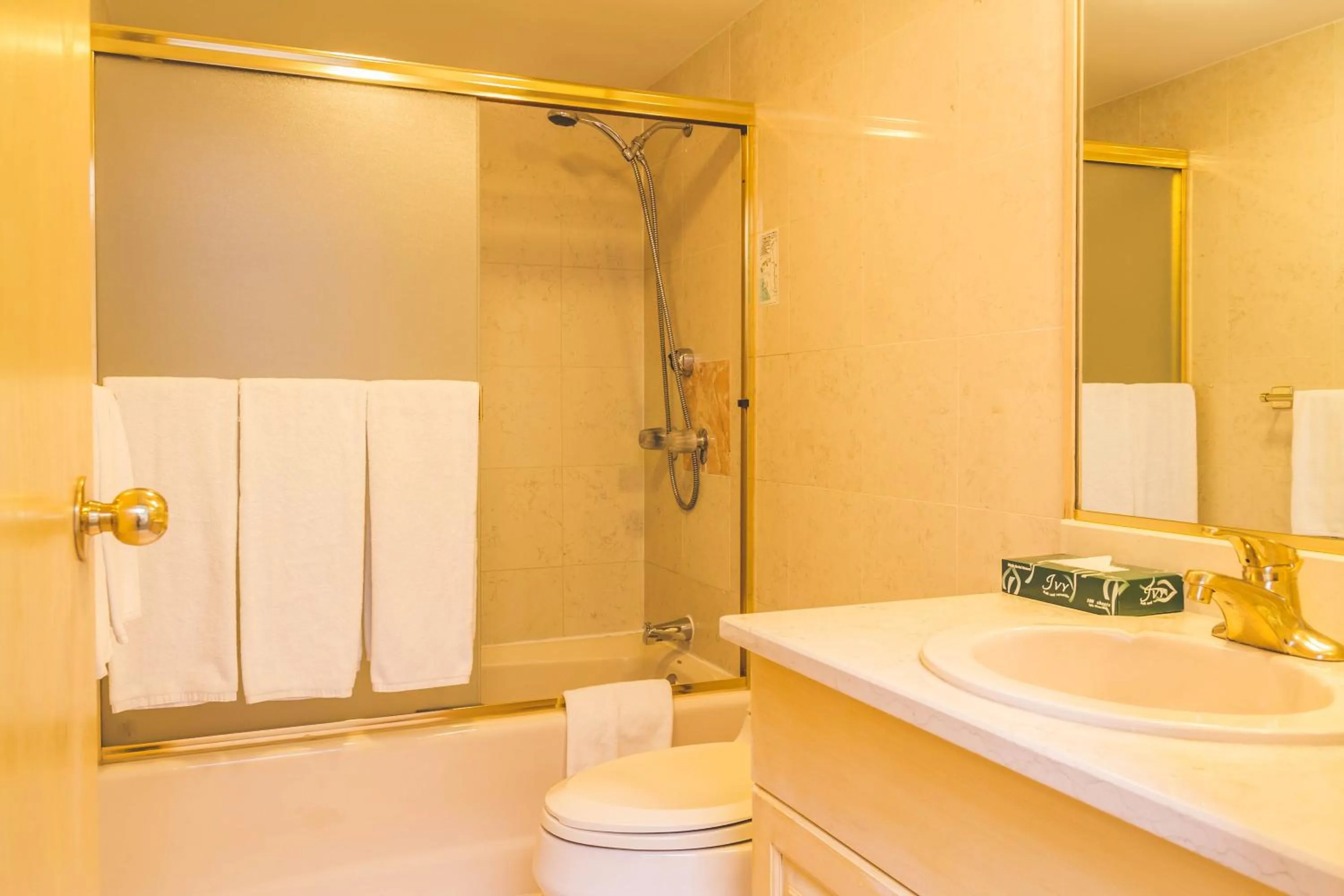 Toilet in Alupang Beach Tower