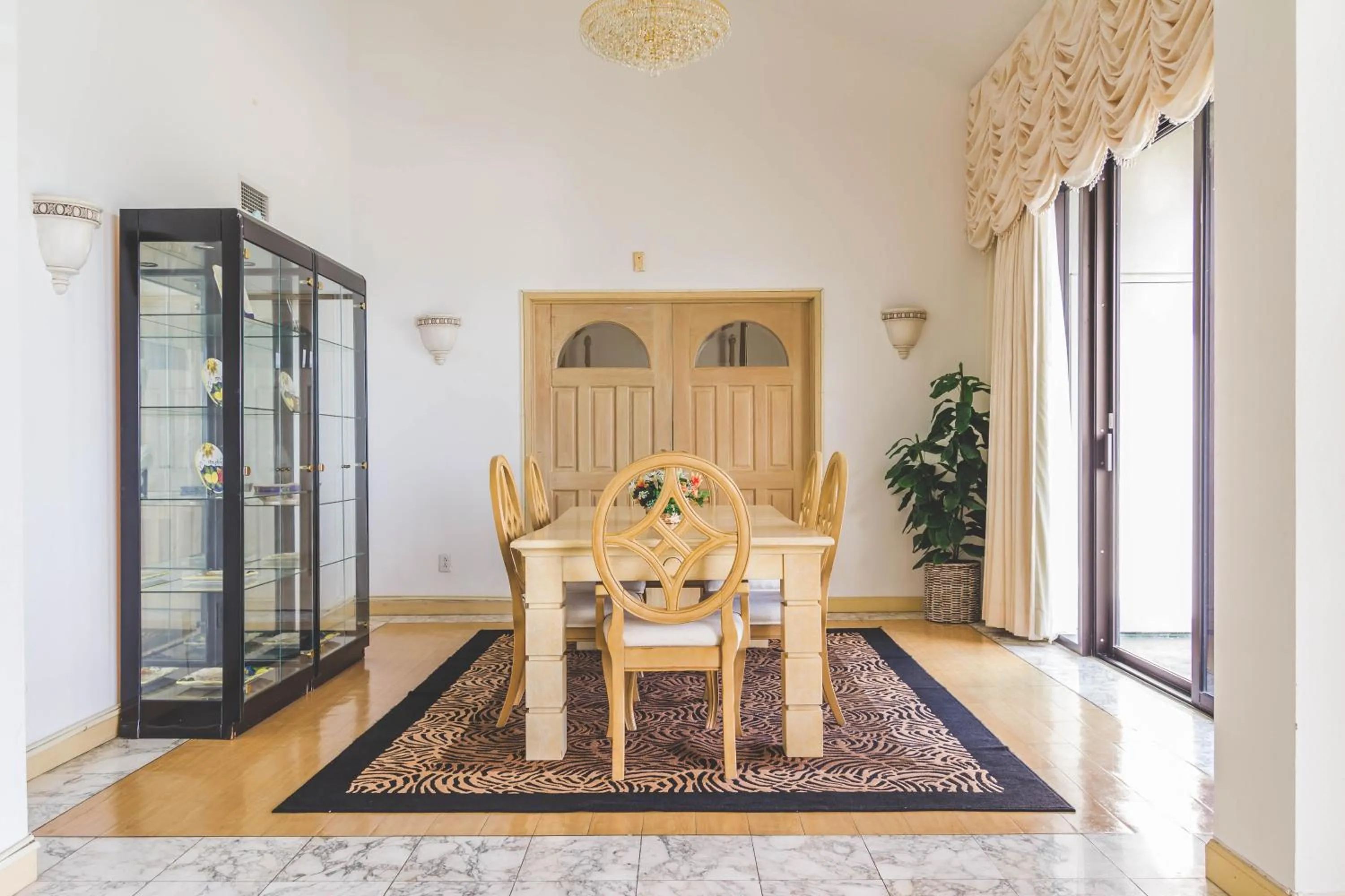 Dining area in Alupang Beach Tower