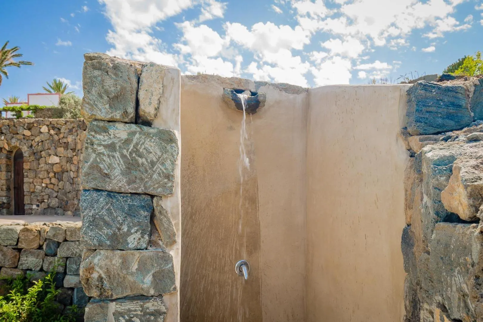Shower in Dammusi Aloe