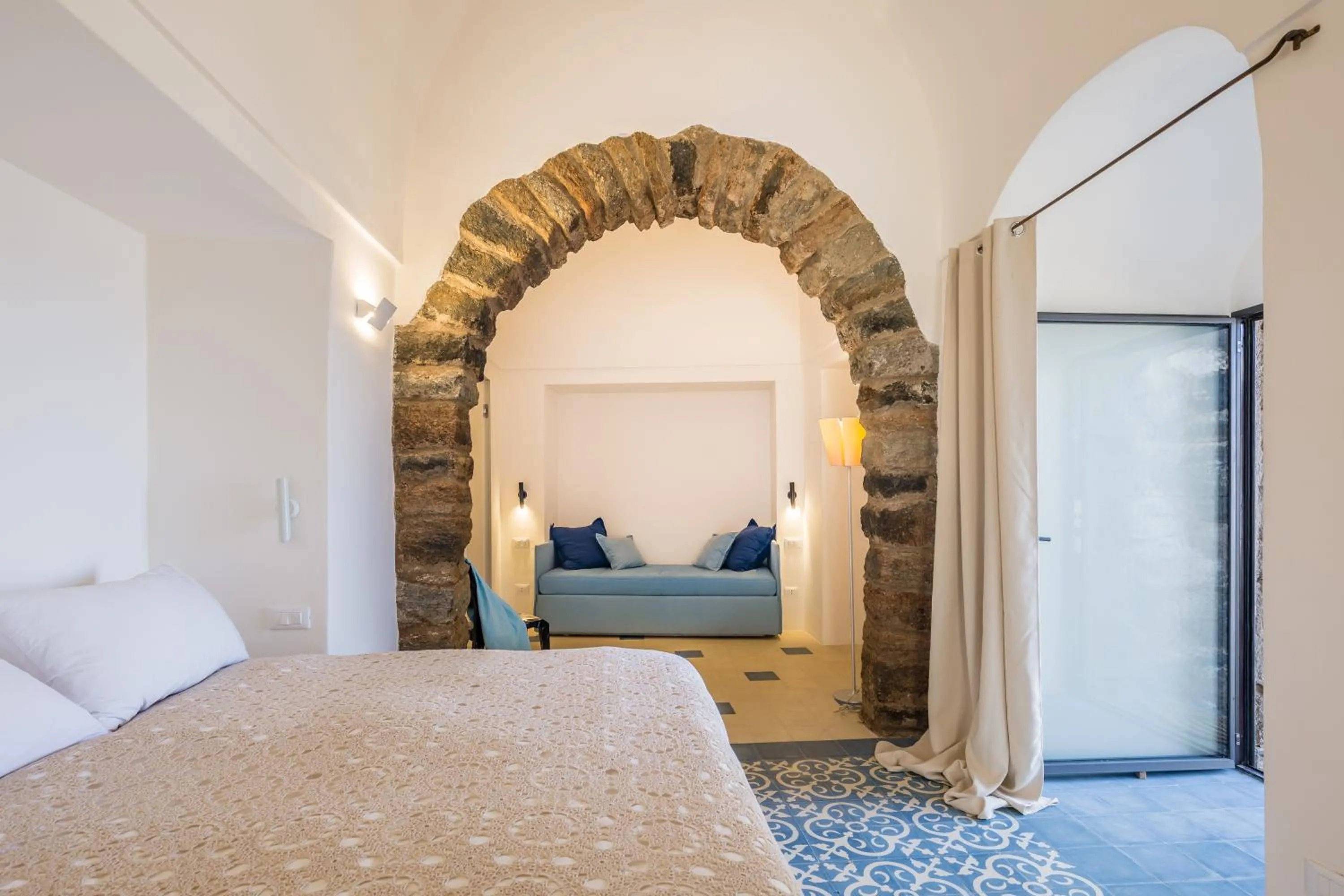 Photo of the whole room, Bed in Dammusi Aloe