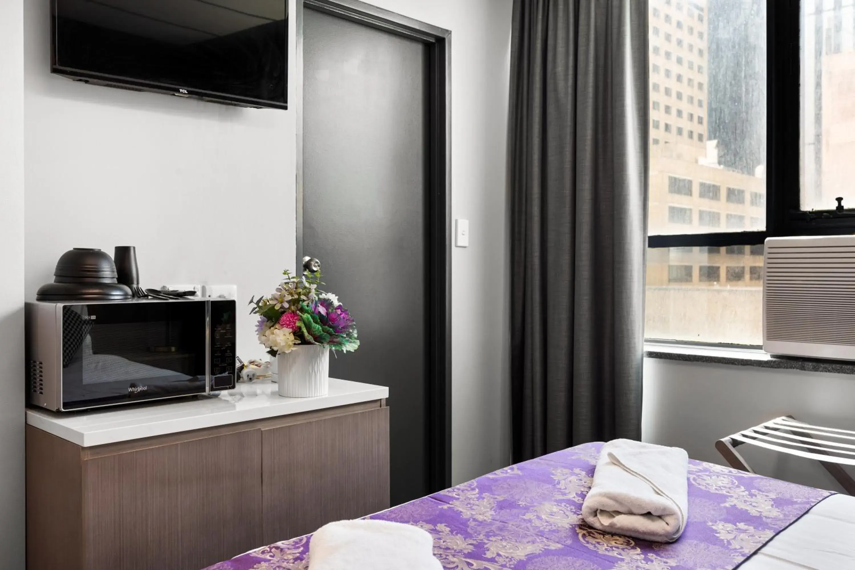 Photo of the whole room, Bed in Cosmo on Bank Photo of the whole room, Bed in Cosmo on Bank