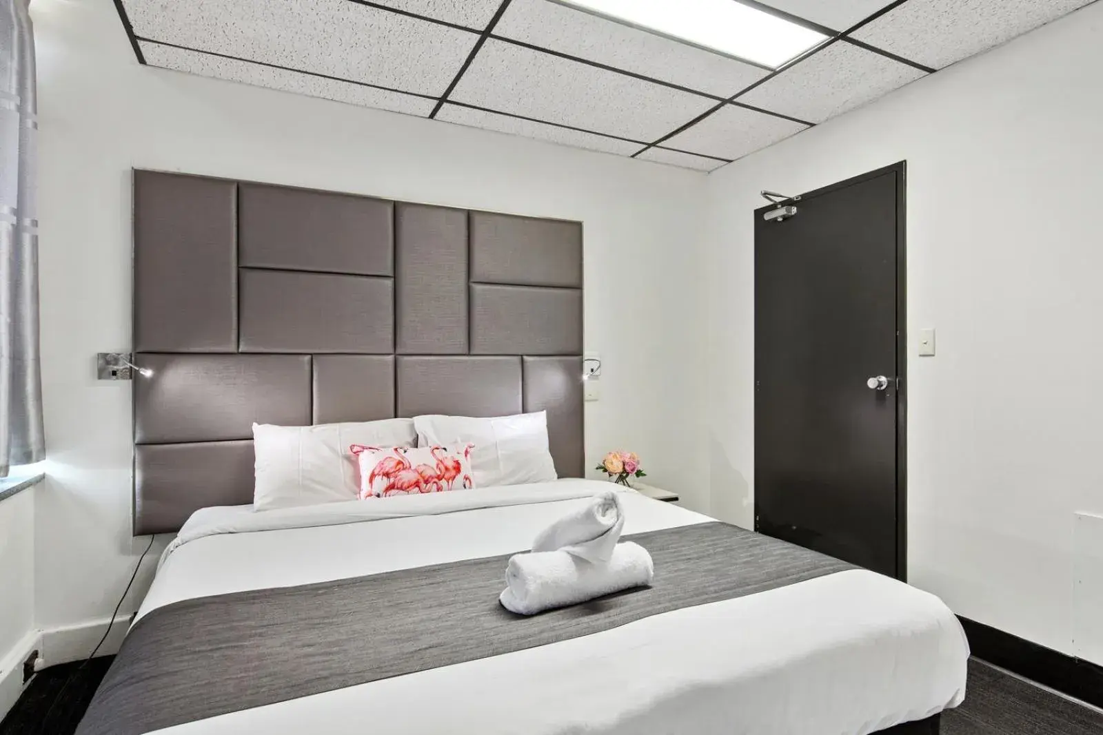 Photo of the whole room, Bed in Cosmo on Bank Photo of the whole room, Bed in Cosmo on Bank