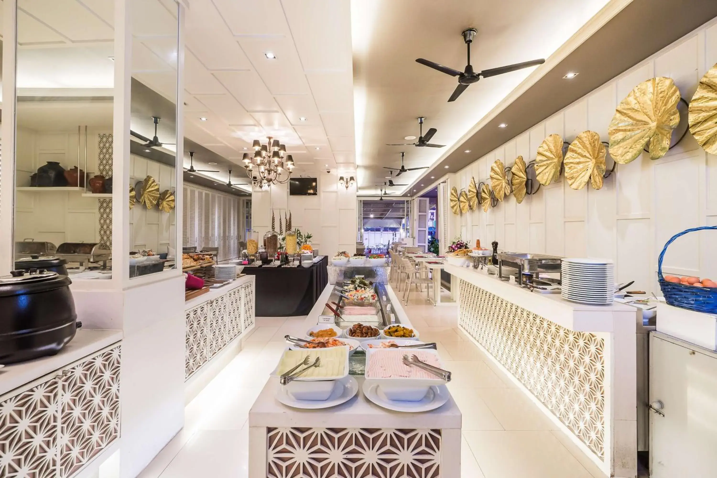 Restaurant/places to eat in Best Western Patong Beach Restaurant/places to eat in Best Western Patong Beach