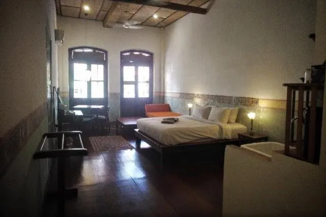 Bed in Ren I Tang Heritage Inn