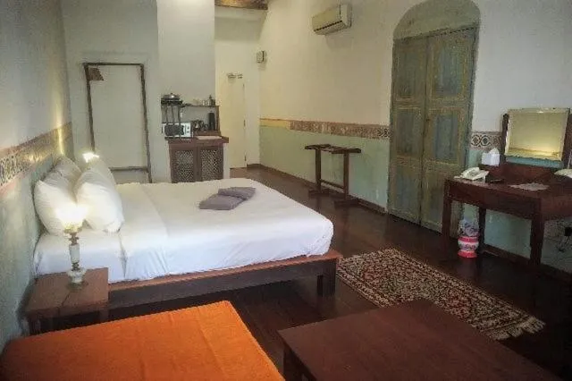 Bed in Ren I Tang Heritage Inn