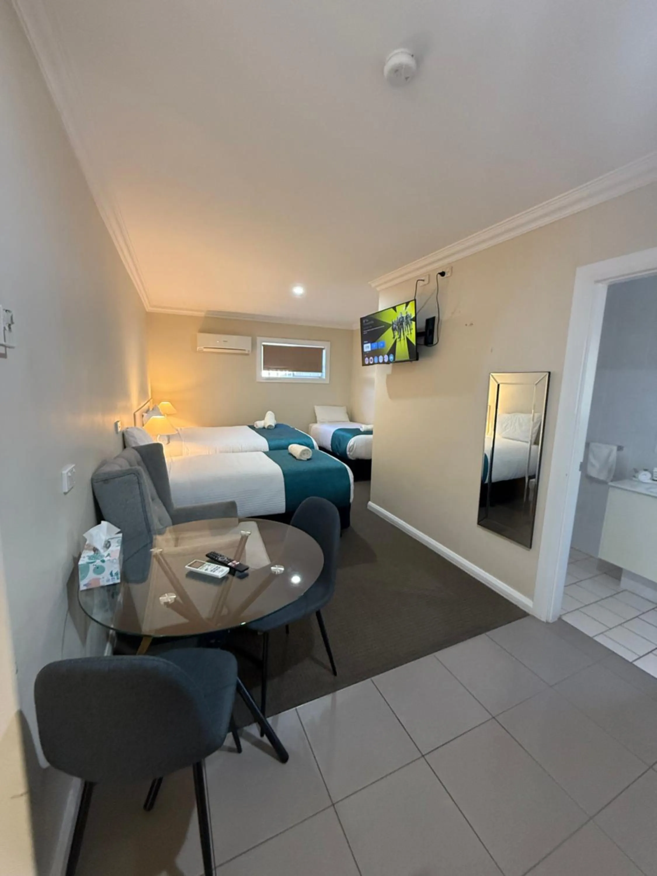 Small Family Room in Mia Motel