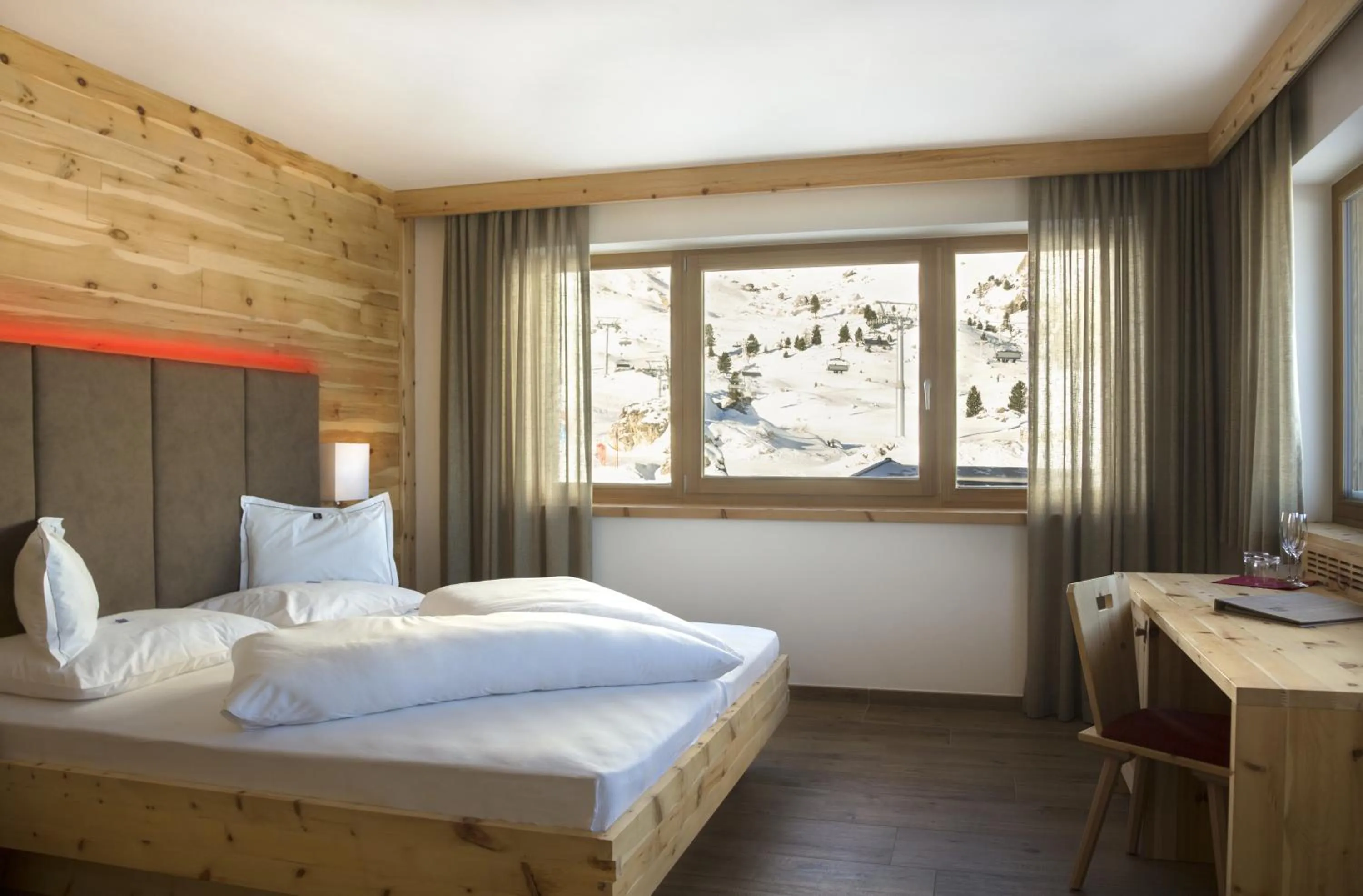 Photo of the whole room, Bed in Passo Sella Dolomiti Mountain Resort